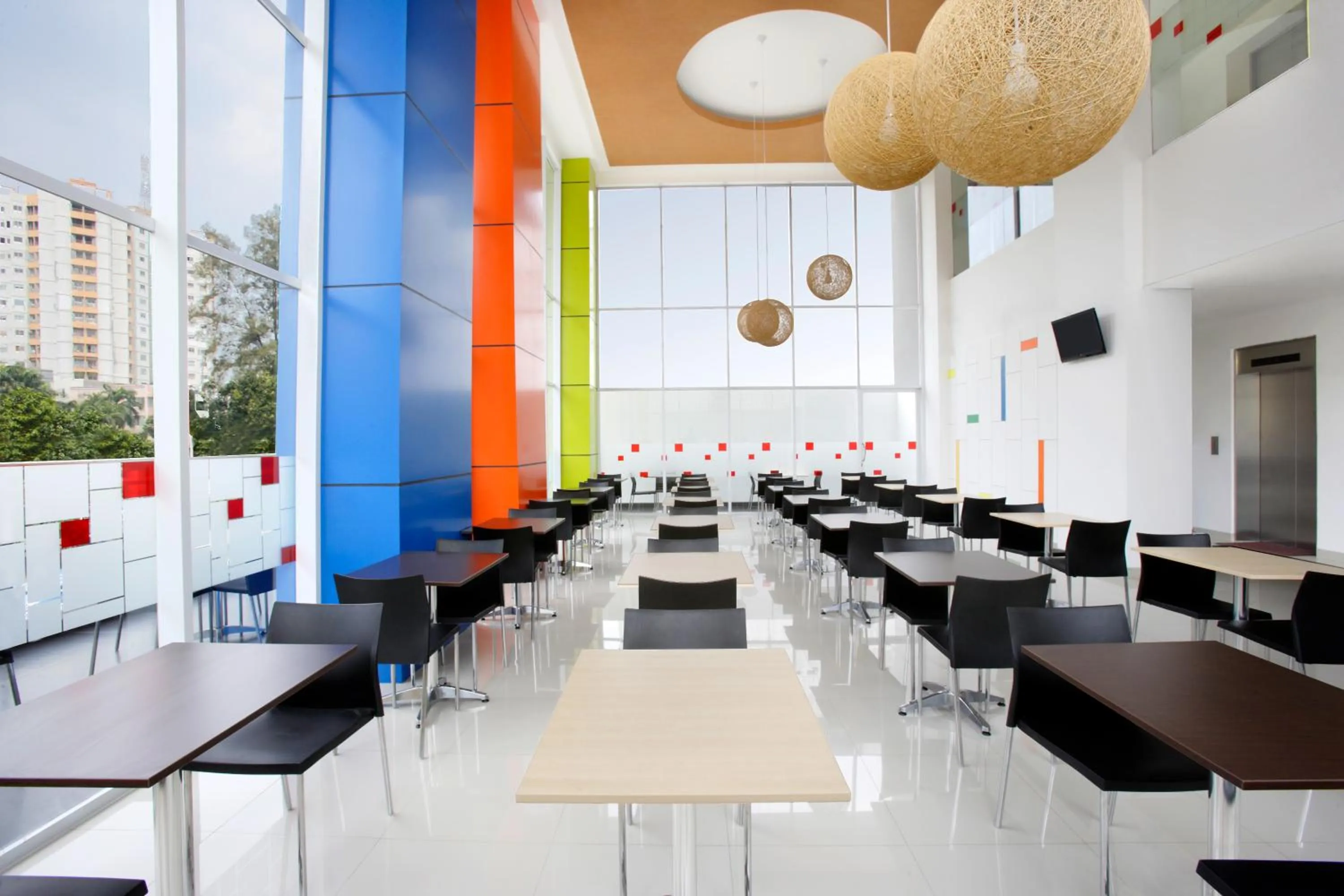 Restaurant/places to eat in Amaris Hotel Dr. Susilo Grogol