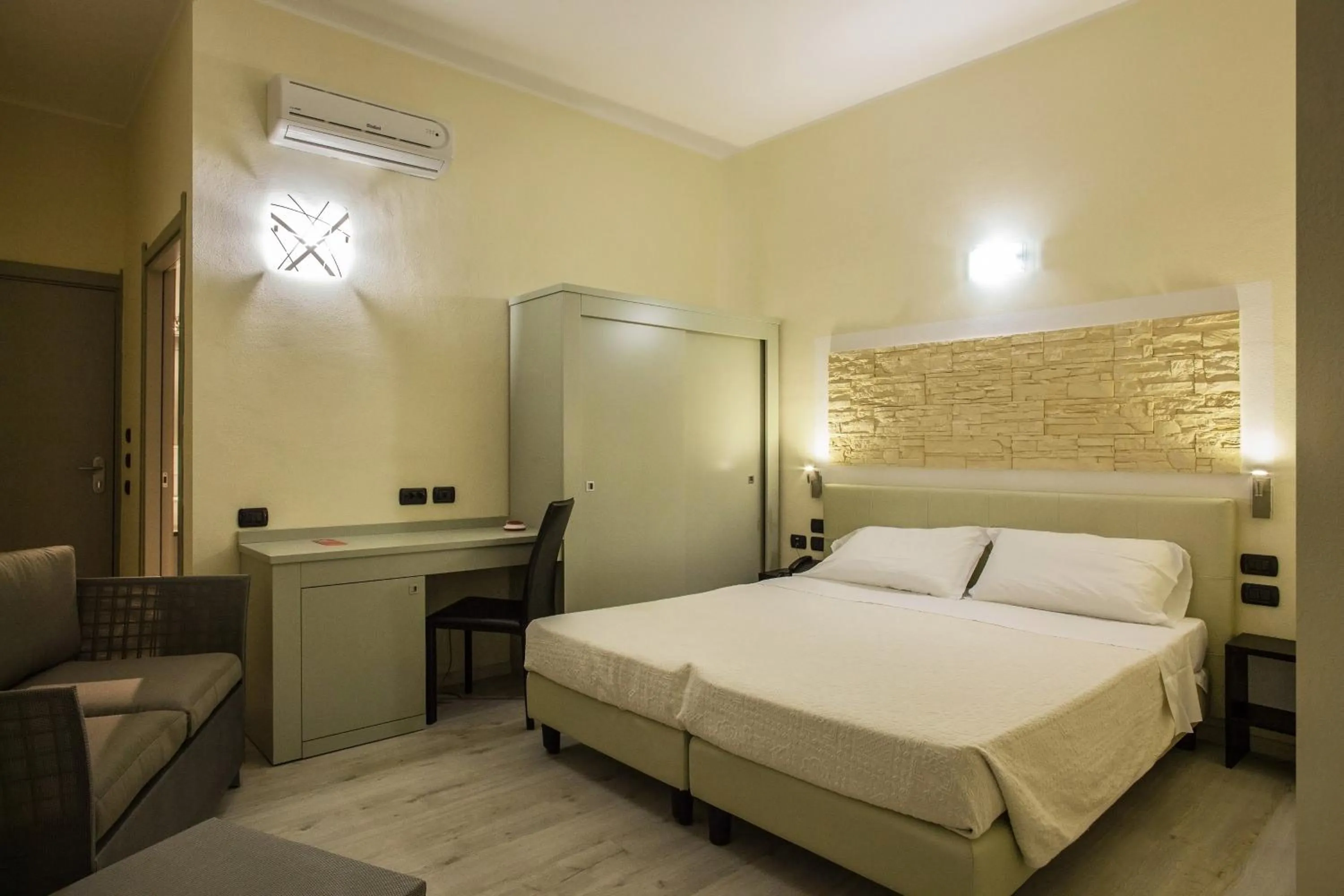 Photo of the whole room, Bed in Hotel Calamosca