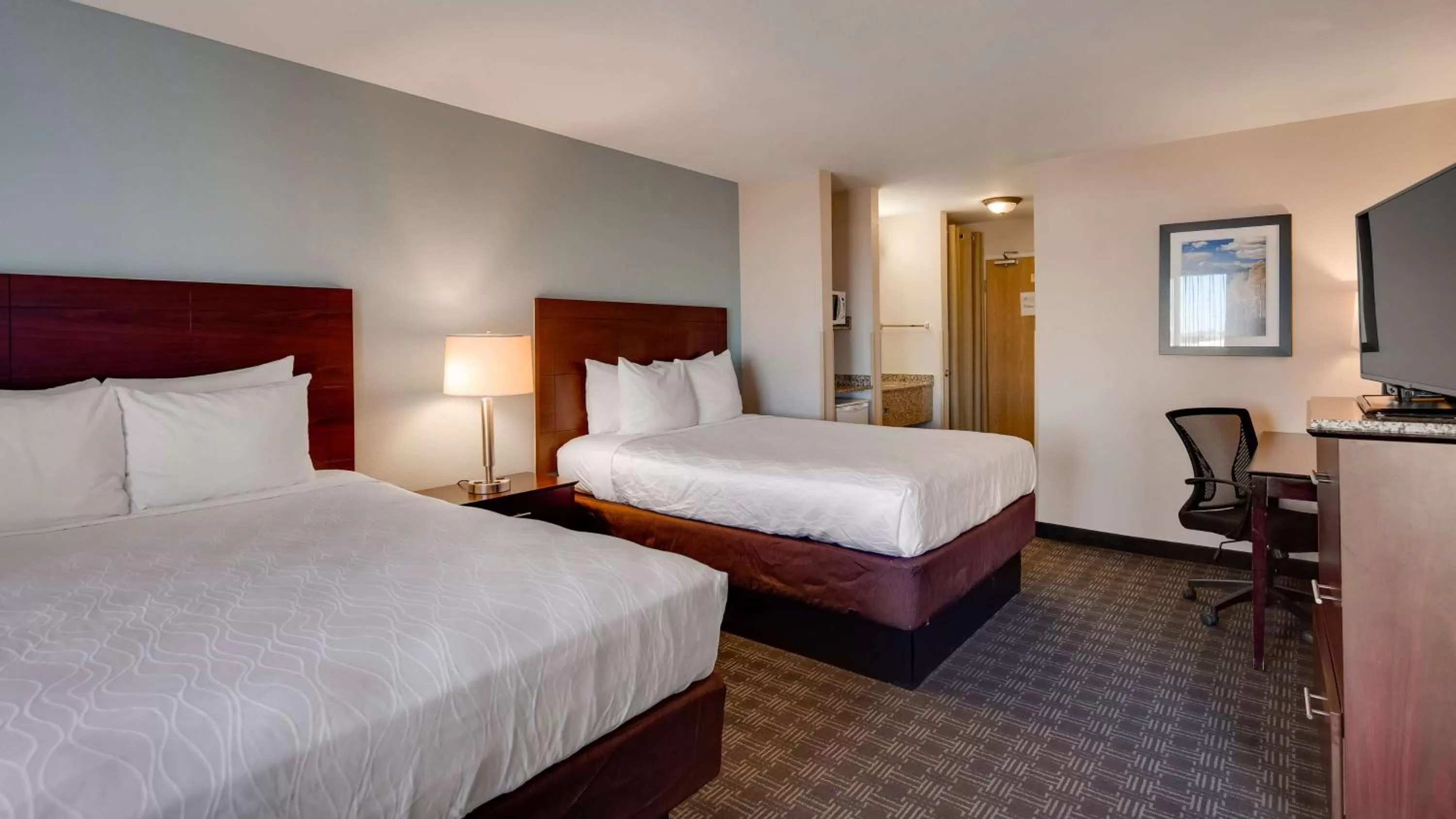 Photo of the whole room, Bed in Best Western Plus Gateway Inn & Suites - Aurora