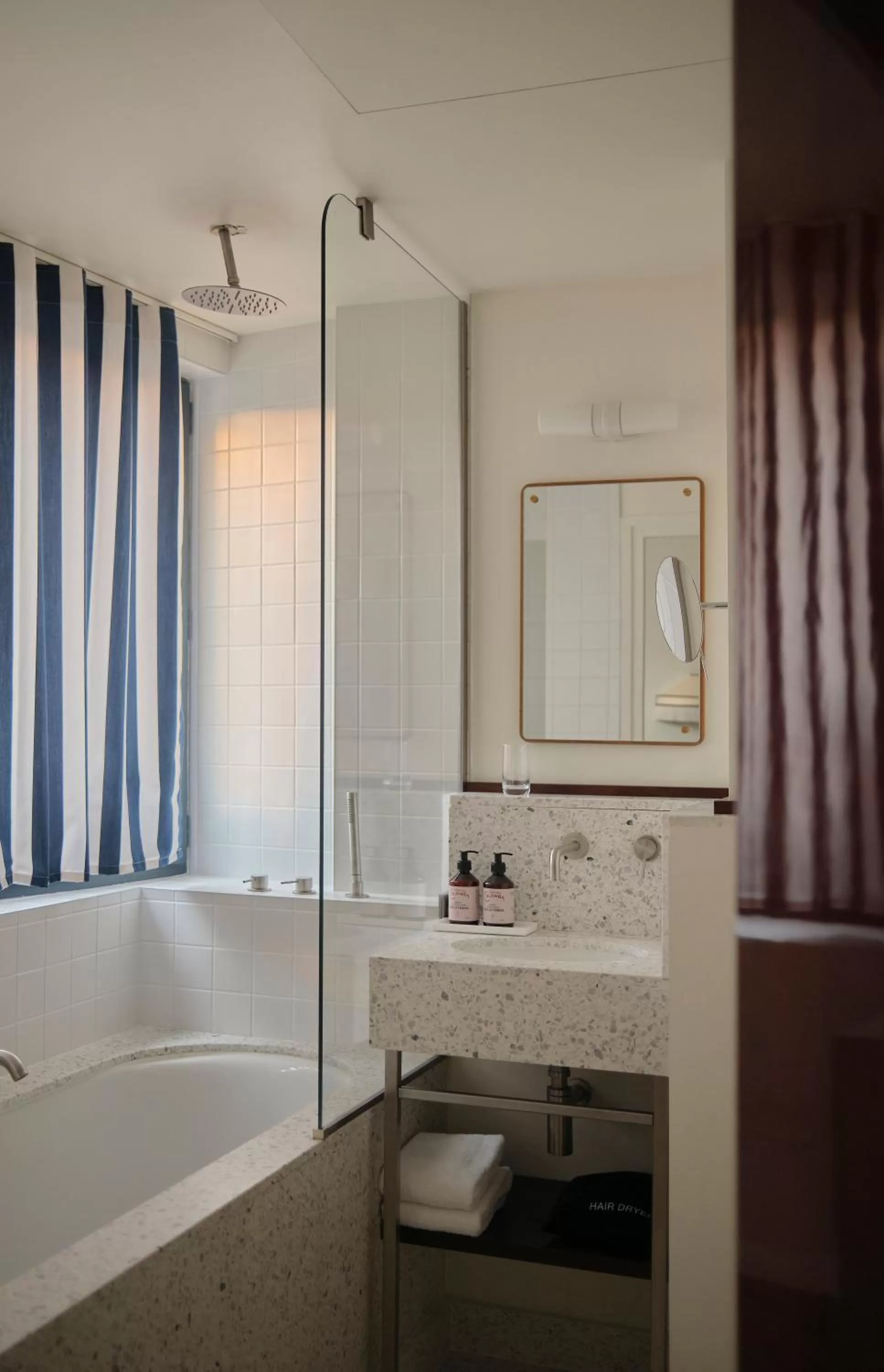 Bathroom in Hôtel Wallace, a Member of Design Hotels