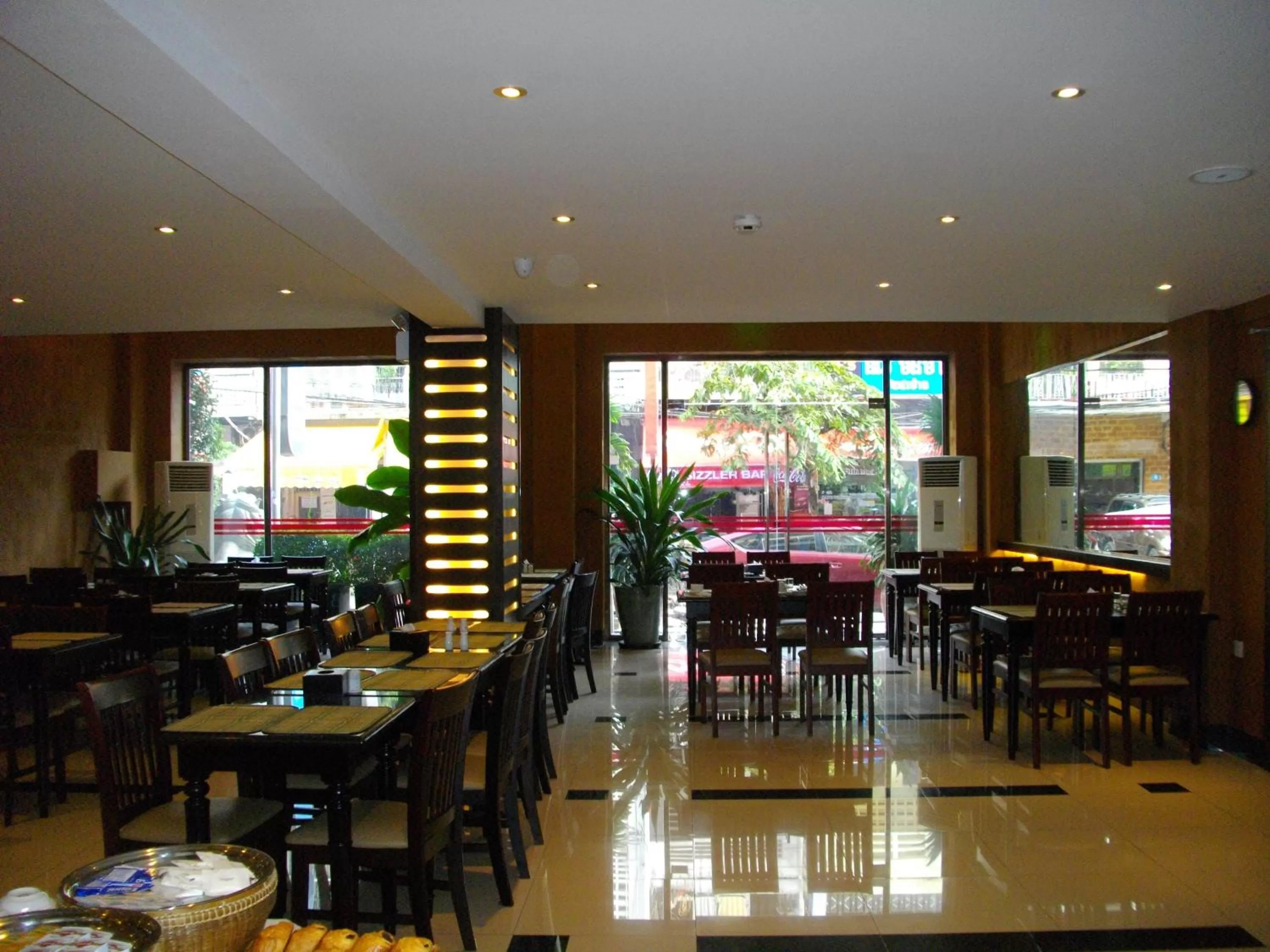 Restaurant/places to eat in Lux Riverside Hotel & Apartment