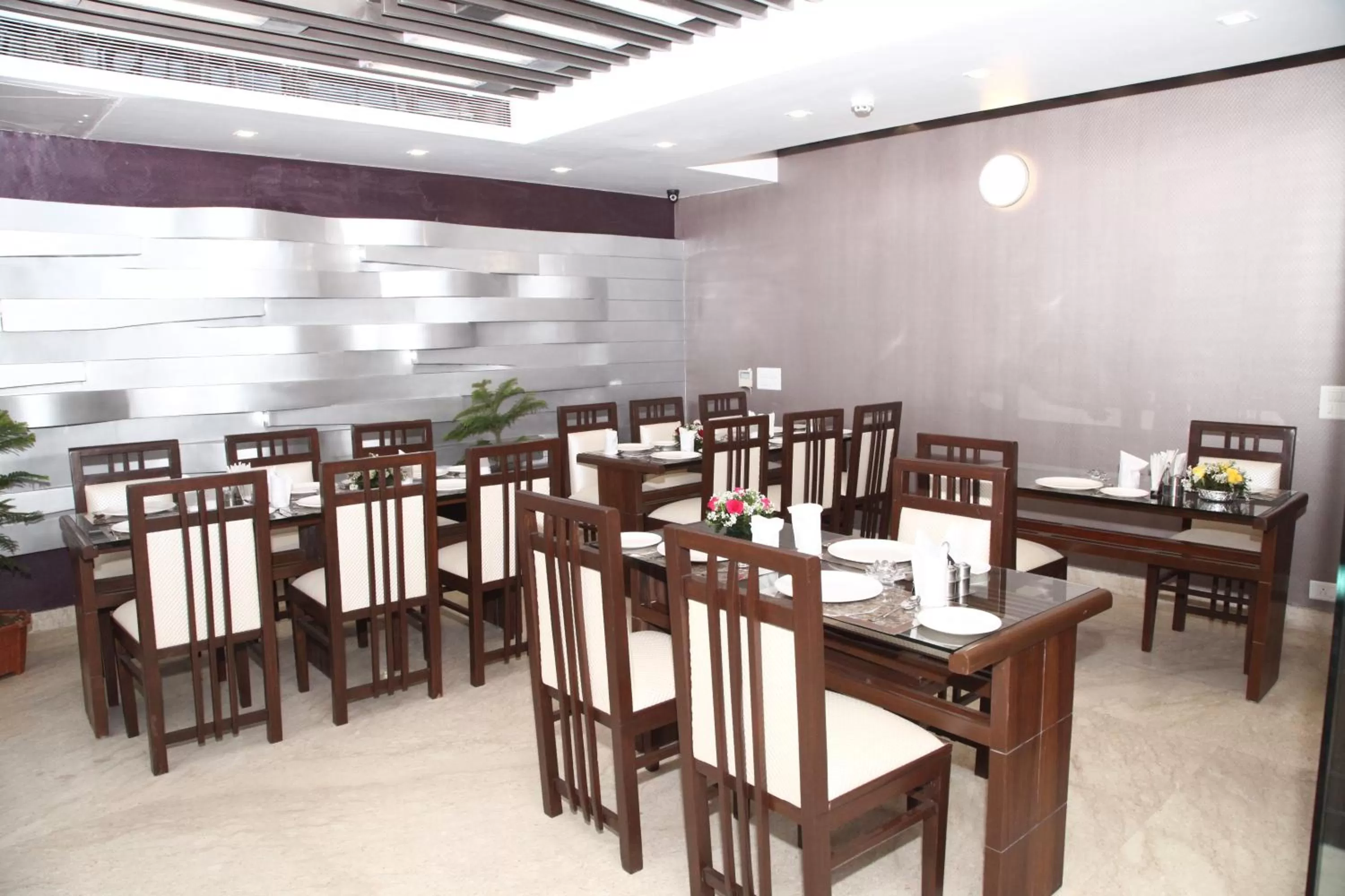 Restaurant/places to eat in Hotel Emerald