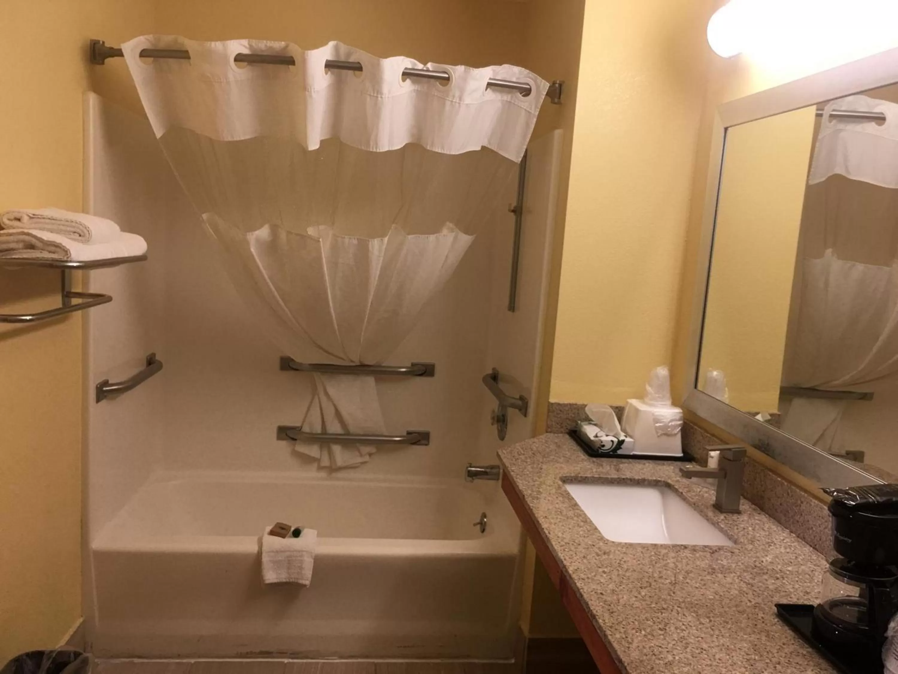 Bathroom in Loyalty Inn Hawkinsville