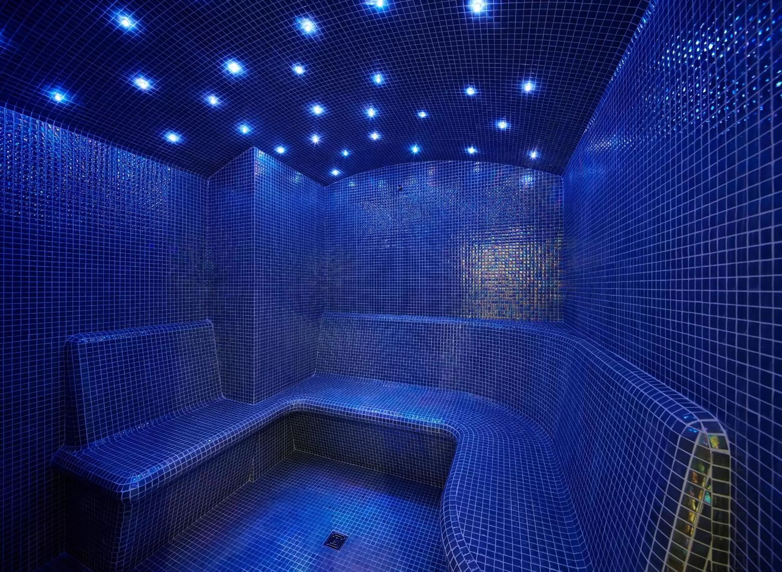 Steam room in Occidental Faro
