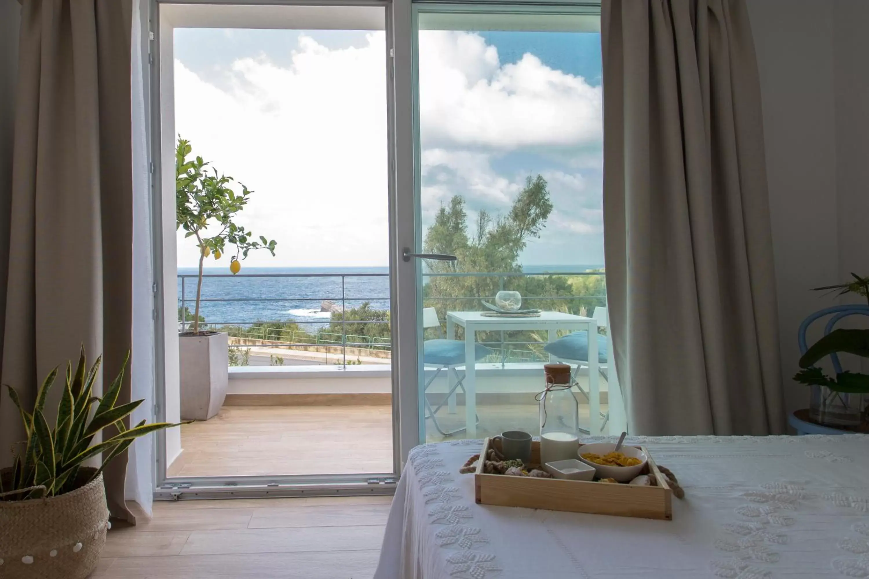 Deluxe Double Room with Balcony and Sea View in Zabbàra B&B Deluxe Double Room with Balcony and Sea View in Zabbàra B&B