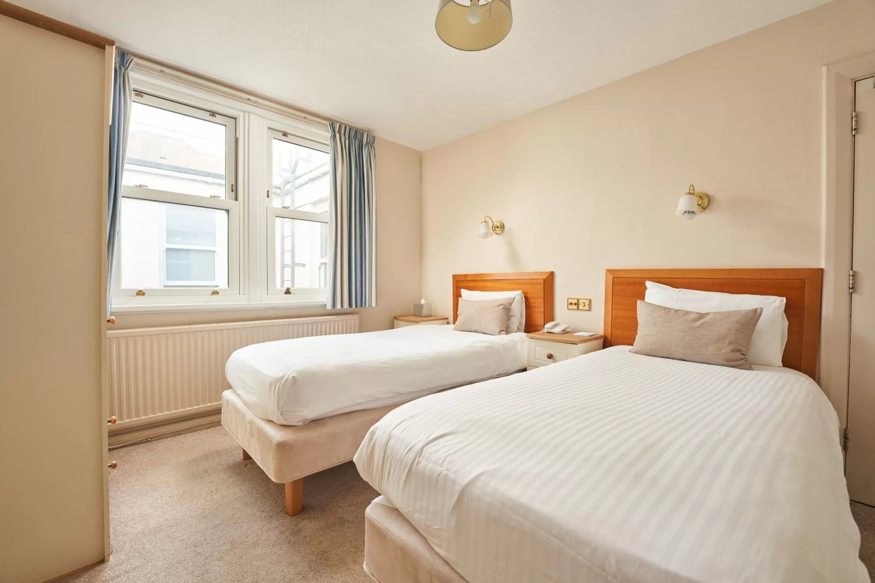 Photo of the whole room, Bed in Great Western