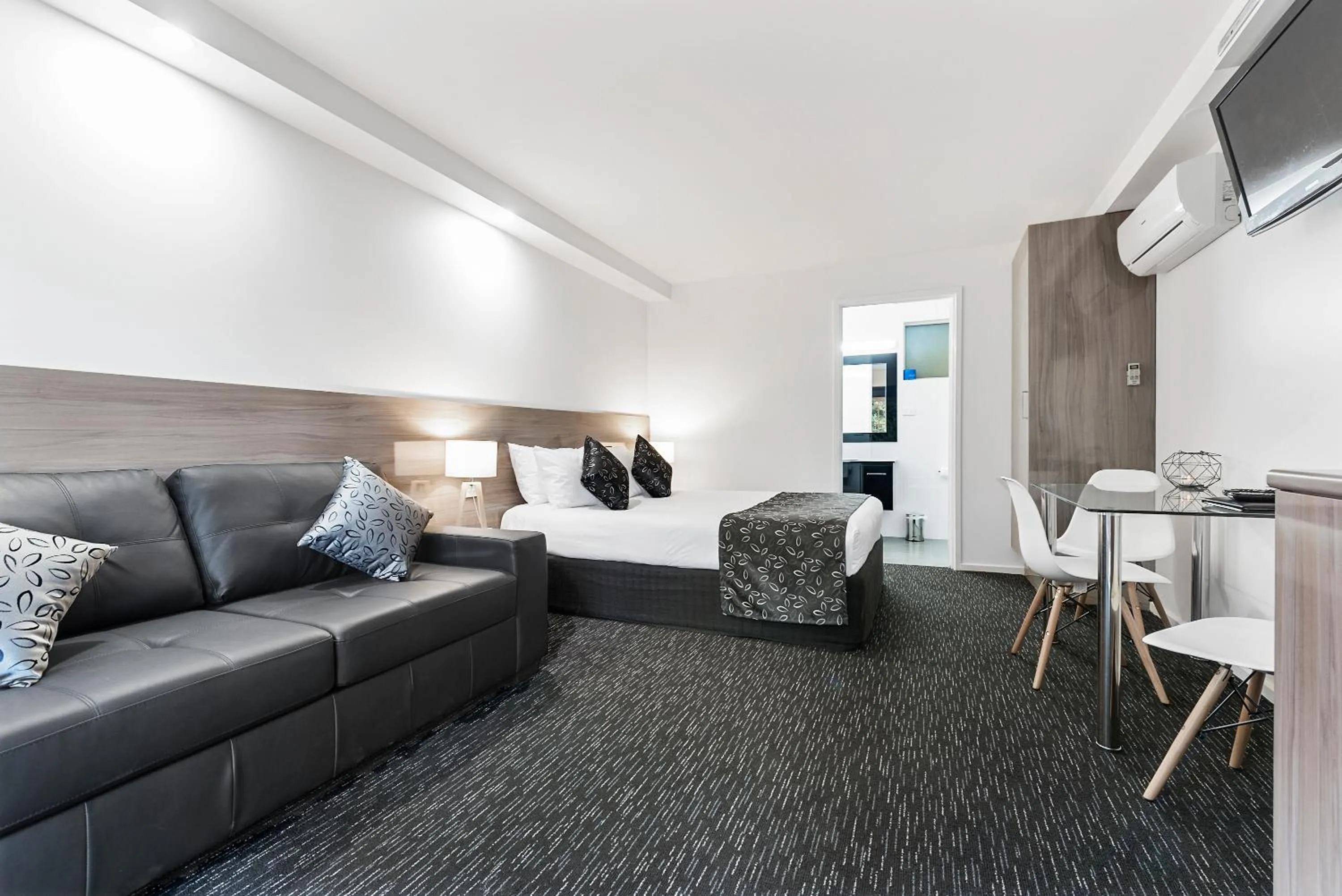 Photo of the whole room, Bed in Bay City (Geelong) Motel