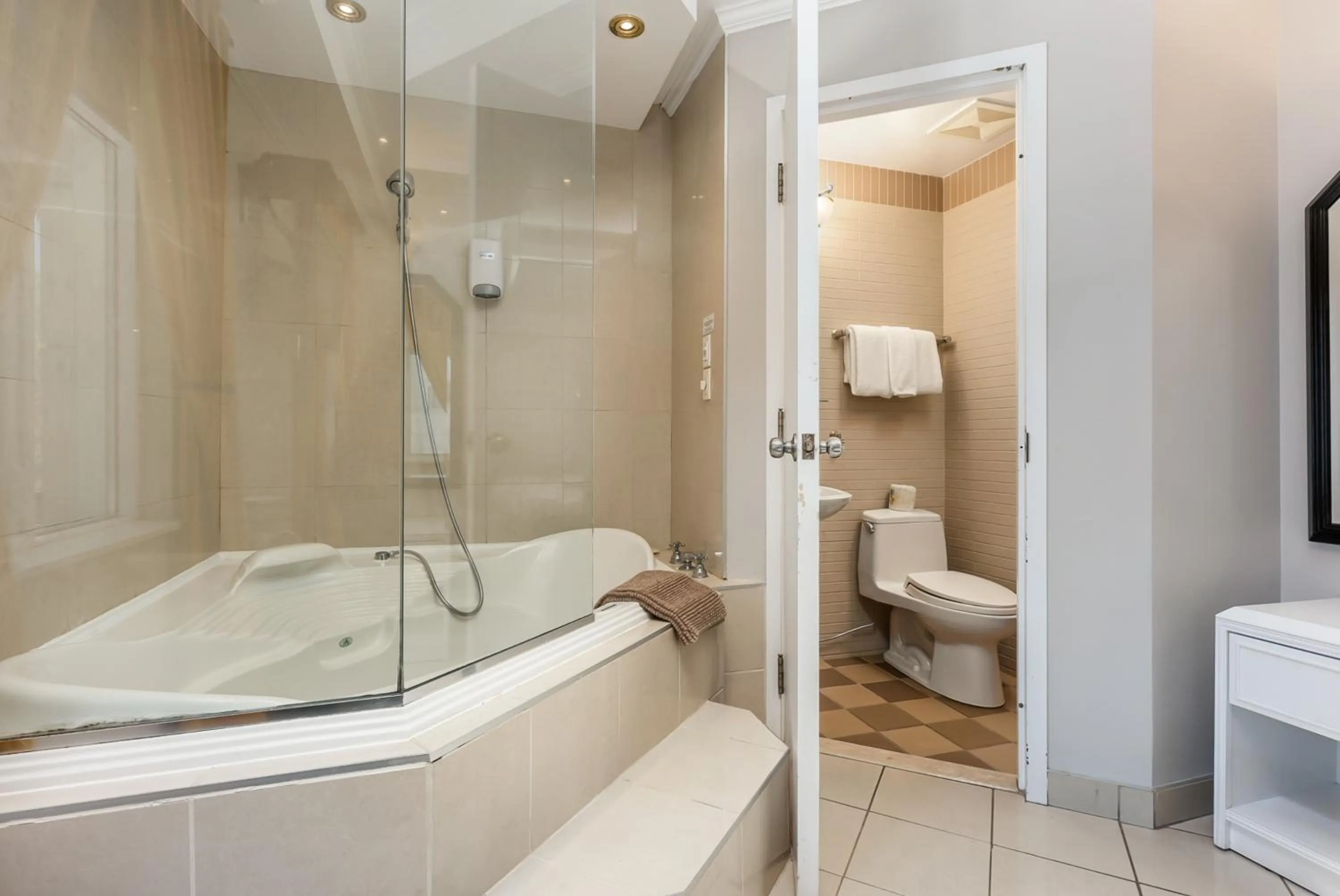 Superior Deluxe Room in Samesun Montreal Central