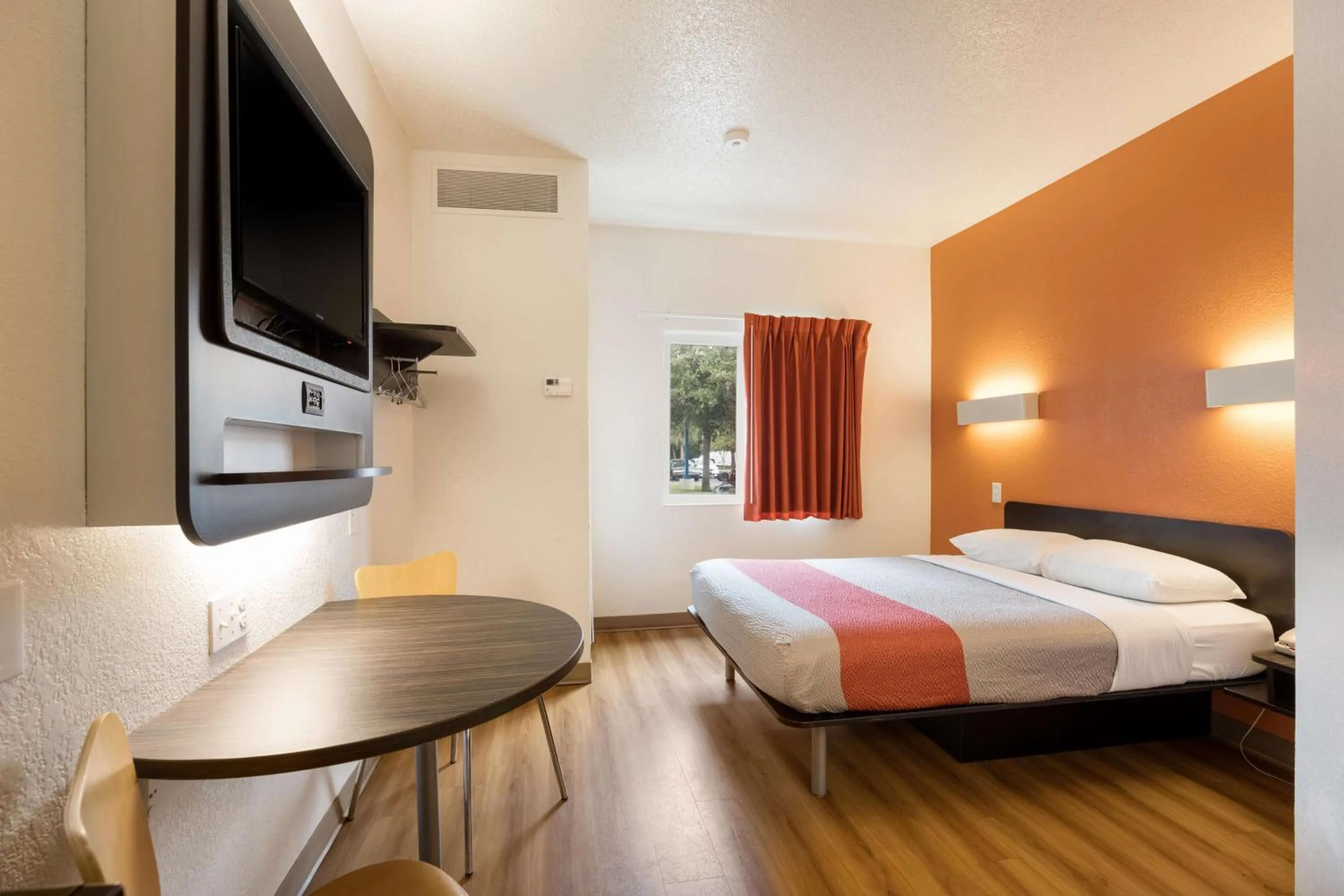 Photo of the whole room, Bed in Motel 6-Orlando, FL - International Dr