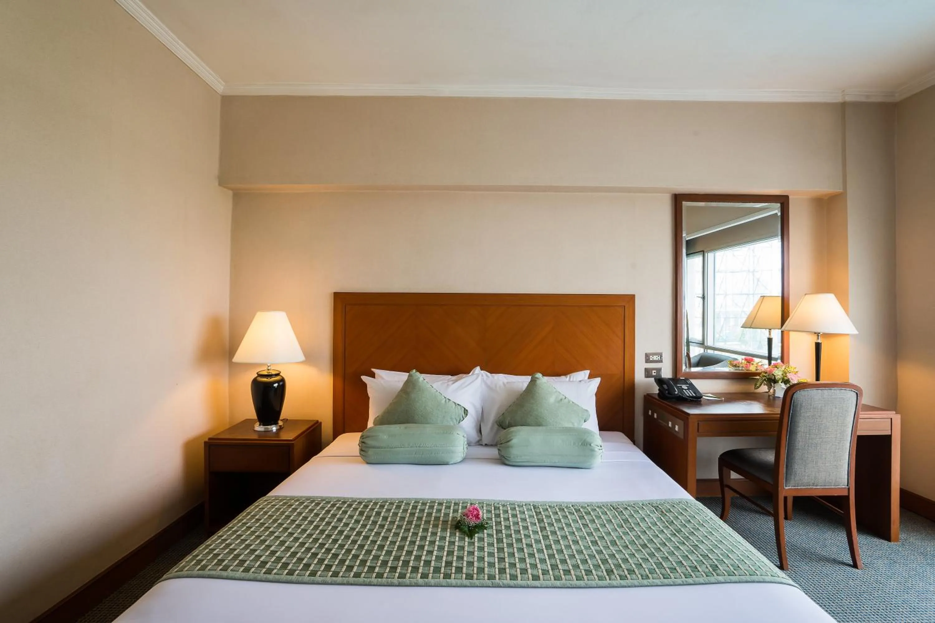 Photo of the whole room, Bed in Bangkok Palace Hotel