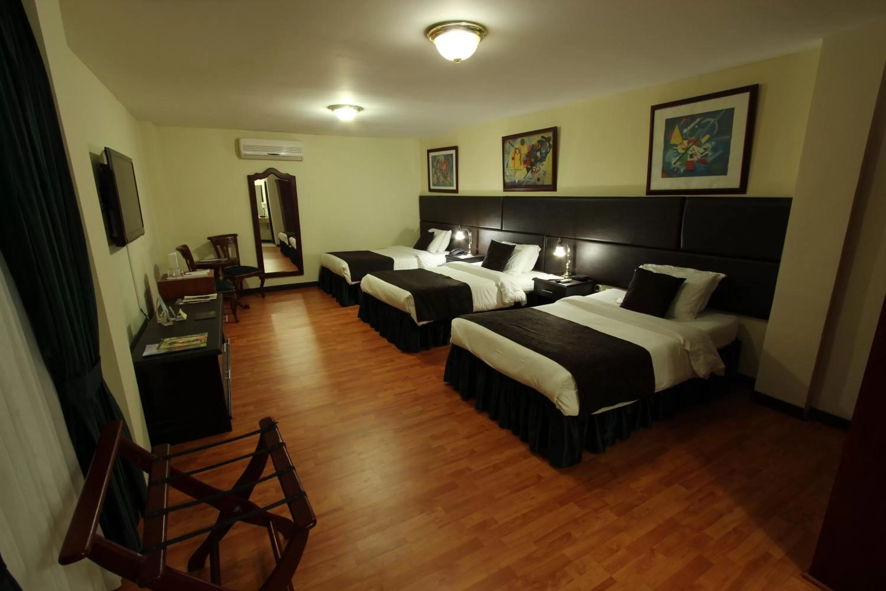 Photo of the whole room, Bed in Hotel San Fernando Real