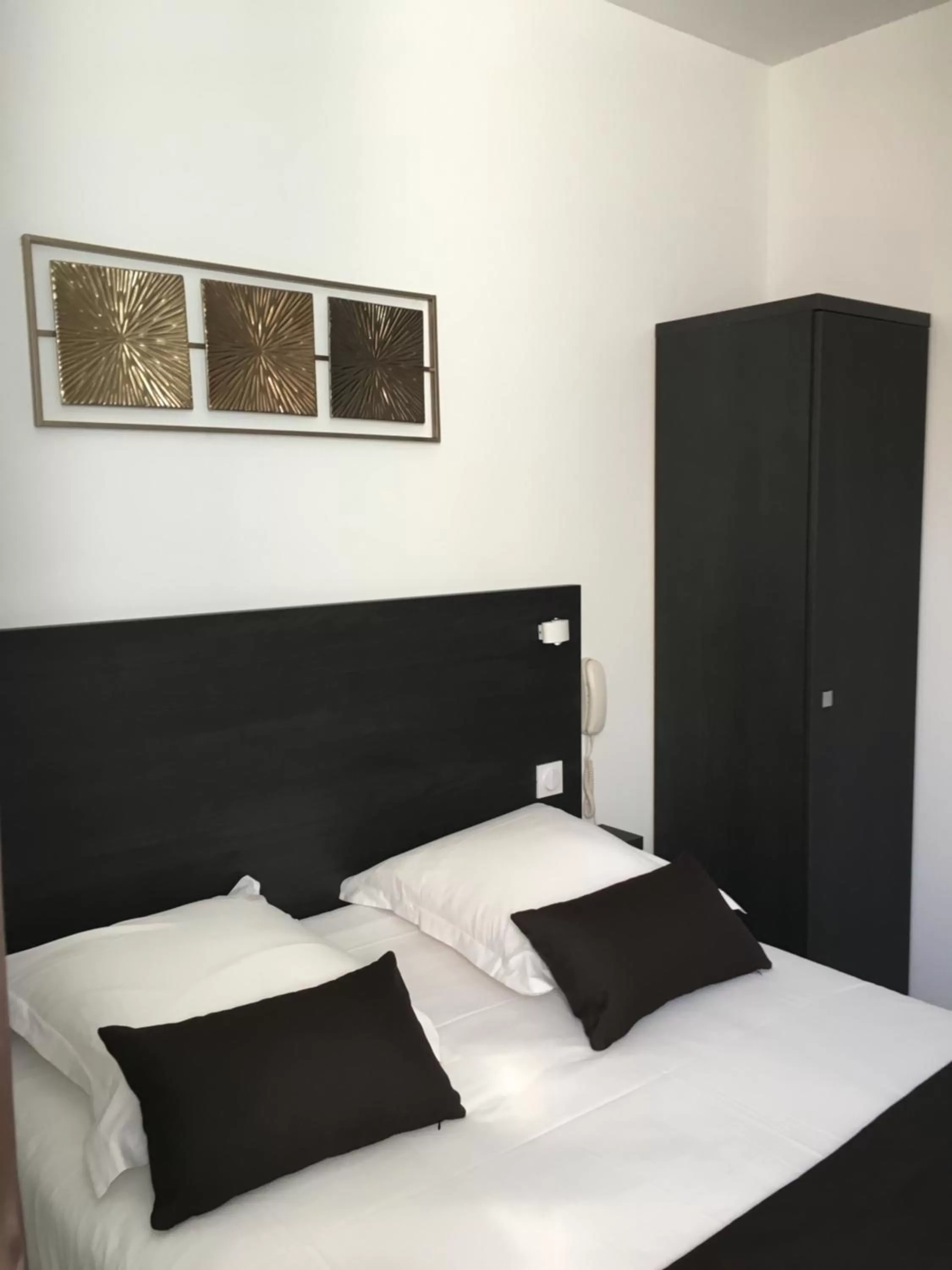 Bedroom, Bed in Hôtel Le Biarritz - Vichy