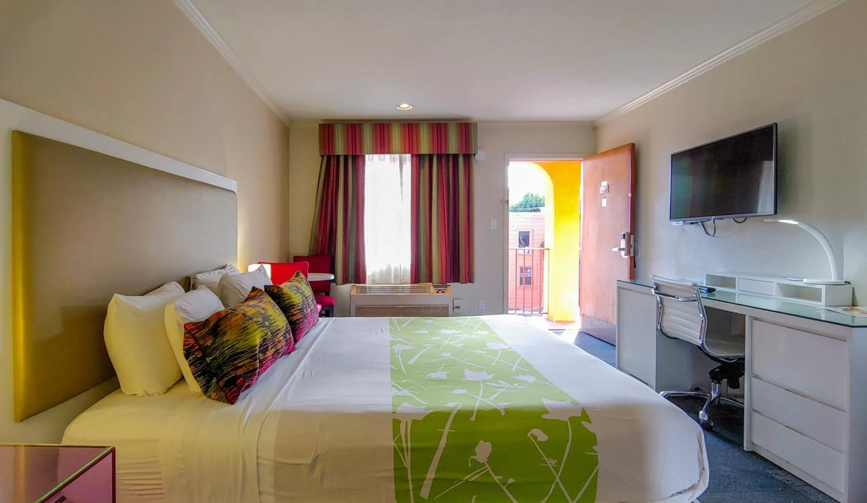 TV and multimedia, Bed in Inn at Golden Gate