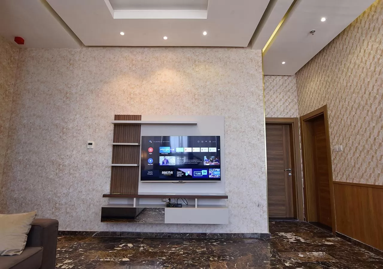 Communal lounge/ TV room, TV/Entertainment Center in Rihanna Hotel Apartment
