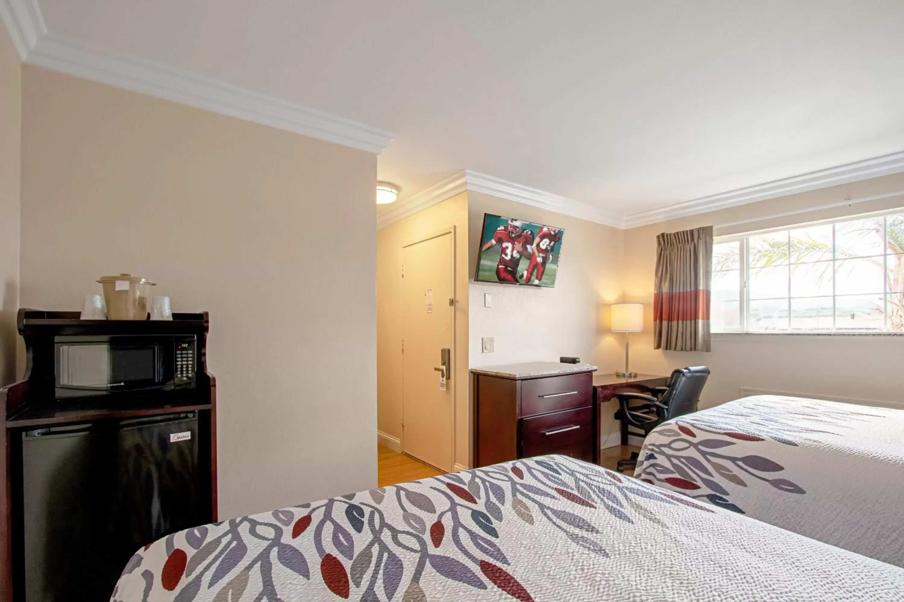 Deluxe Room with Two Queen Beds Non-Smoking in Red Roof Inn & Suites Monterey Deluxe Room with Two Queen Beds Non-Smoking in Red Roof Inn & Suites Monterey