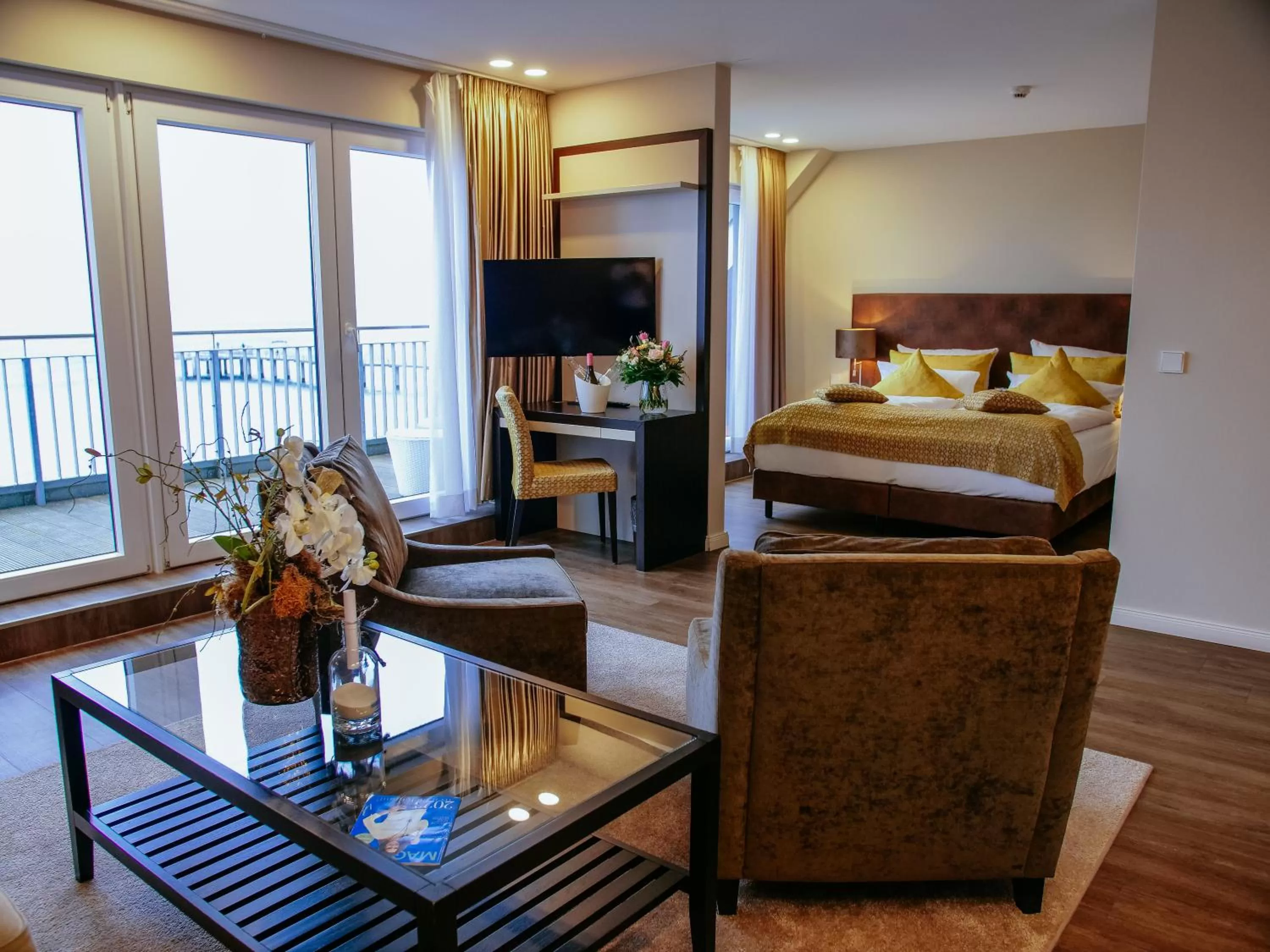 Living room, Bed in Strandhotel Luv