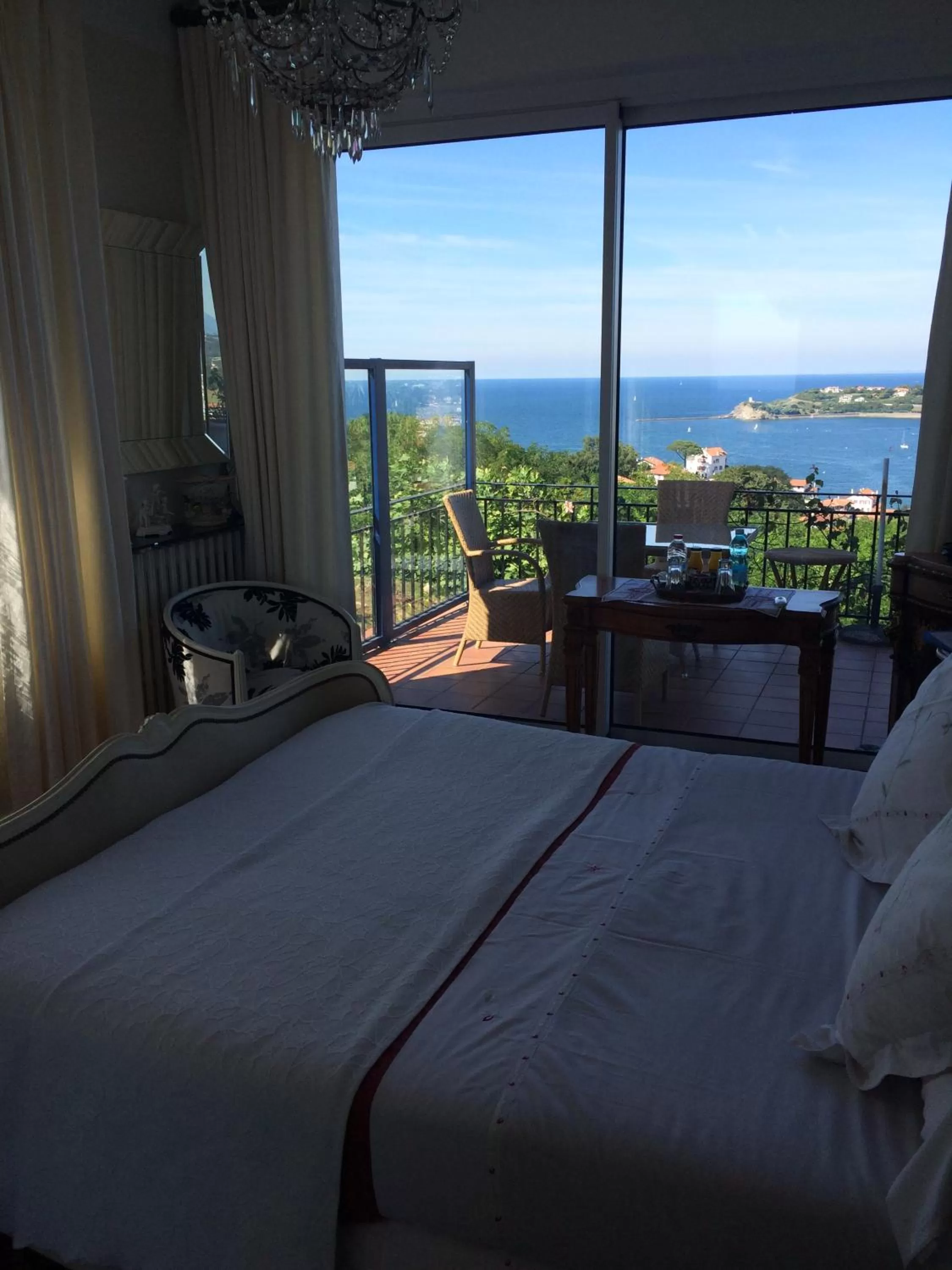 Sea view, Bed in Villa Erresiñolettean