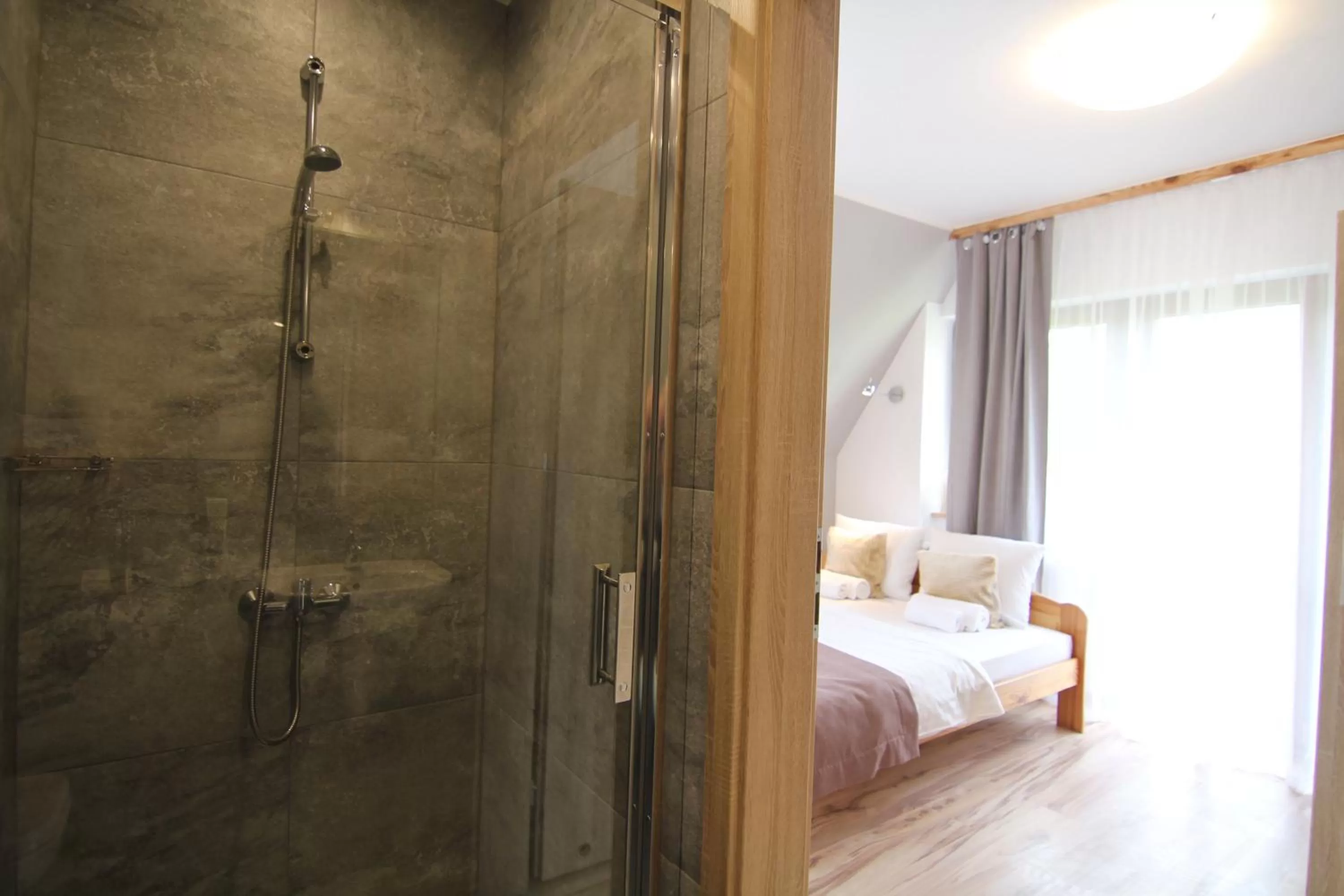 Shower, Bathroom in POKOJE GOŚCINNE WILCZNIK 12