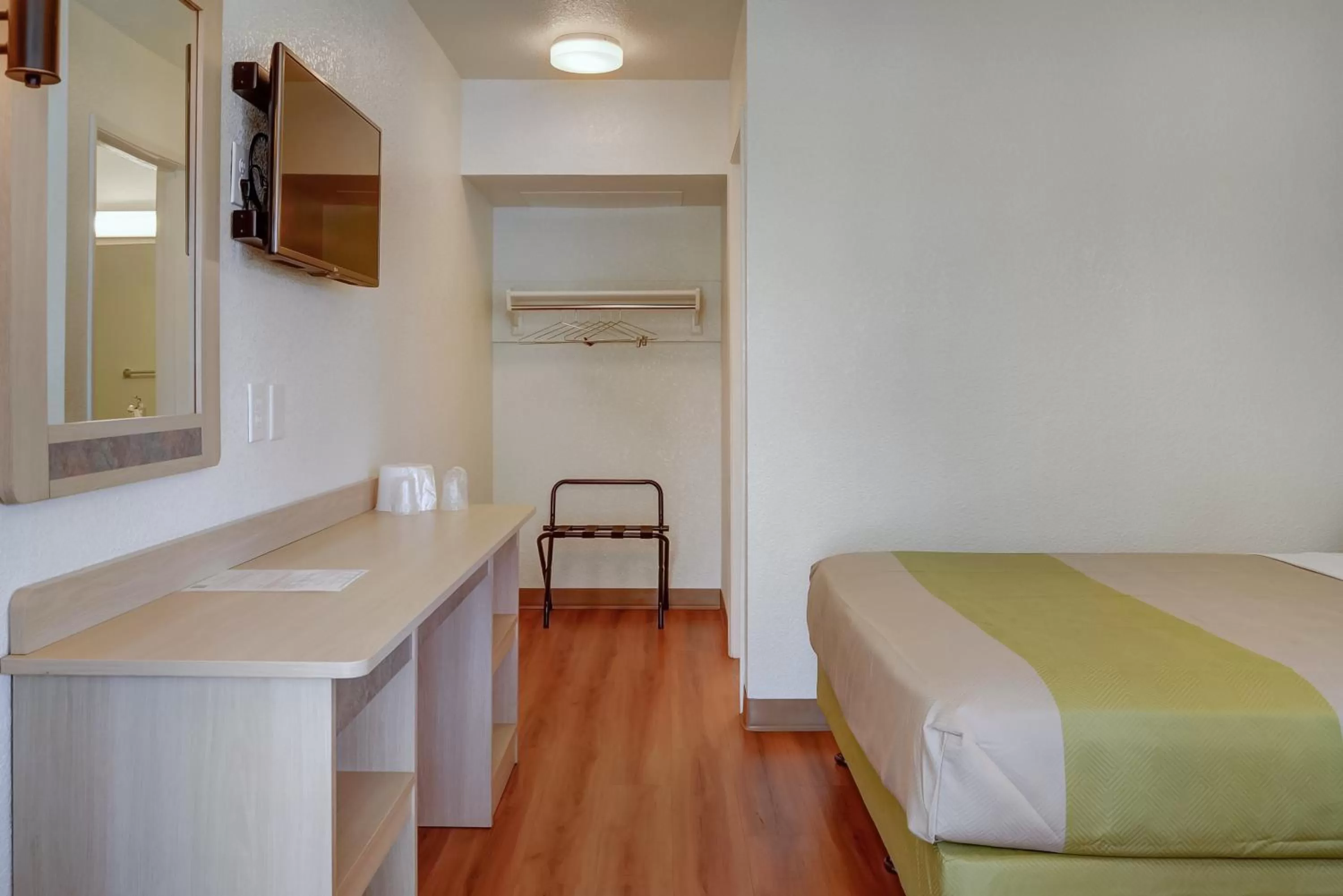 Bedroom, Bed in Motel 6-Eugene, OR - South Springfield