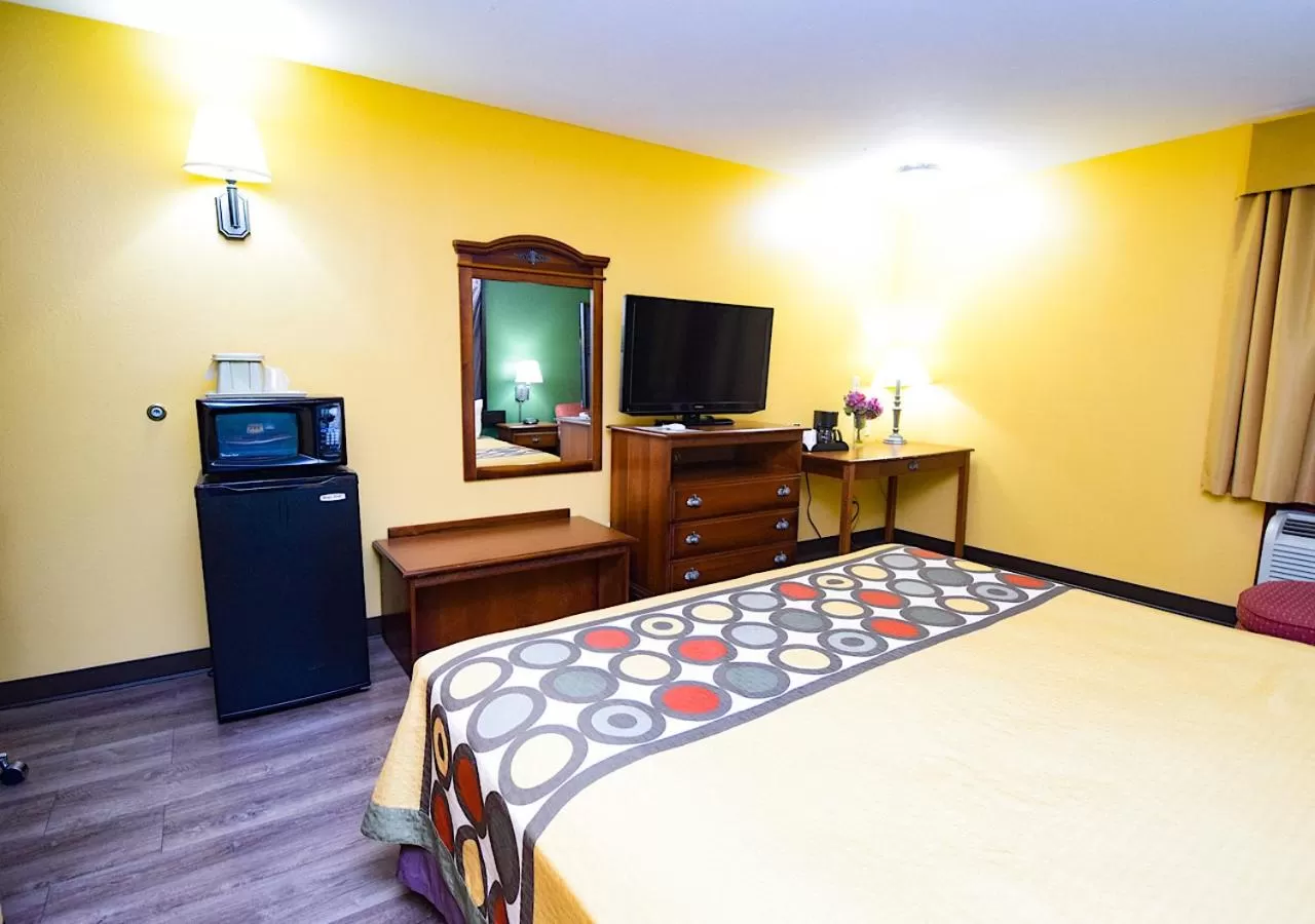 Photo of the whole room, Bed in Super 8 by Wyndham Searcy AR