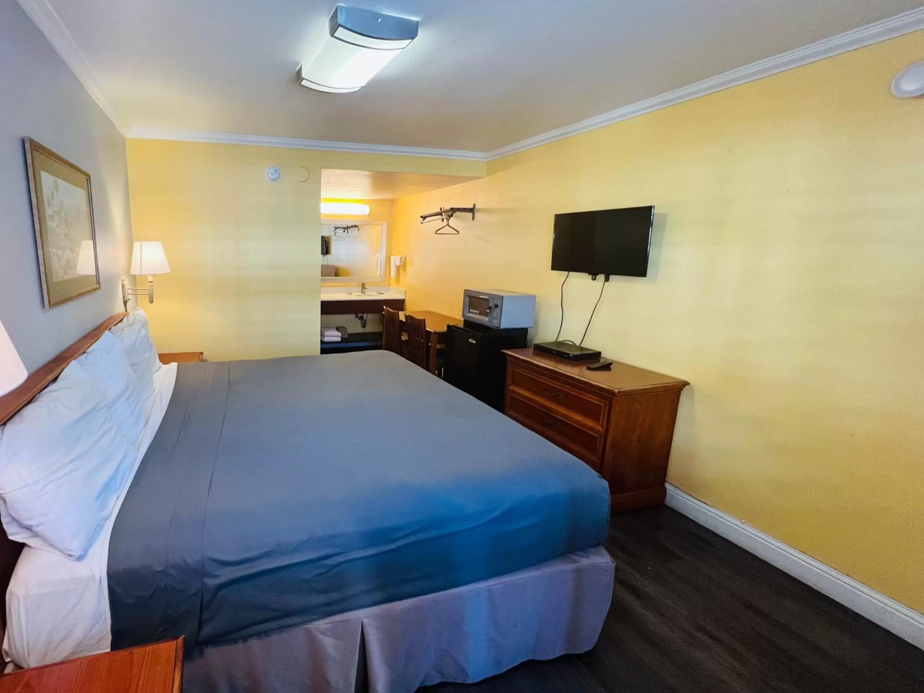 Bedroom, Bed in Motel 6 San Francisco CA Fisherman"s Wharf