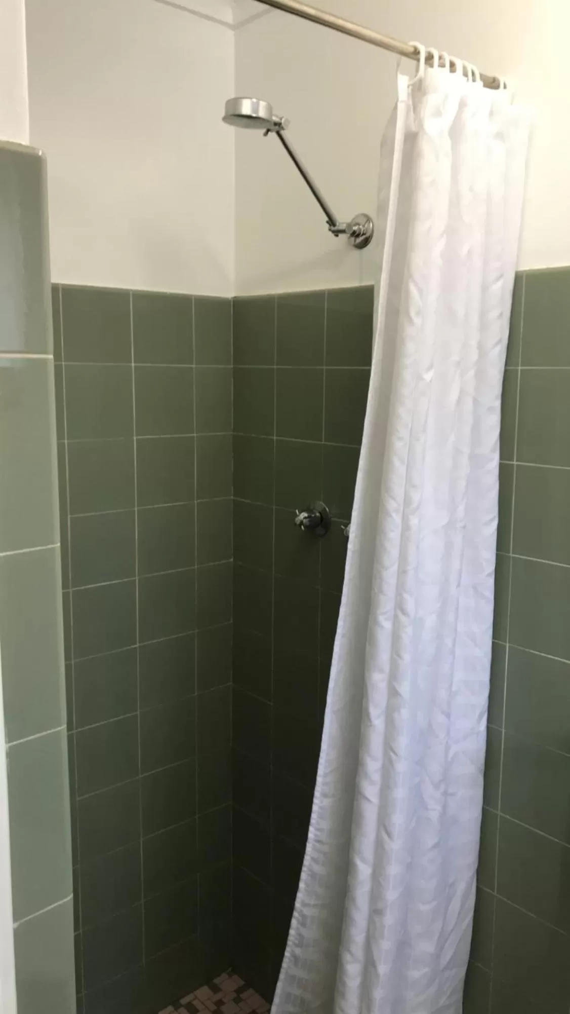 Bathroom in Aquatic Motor Inn