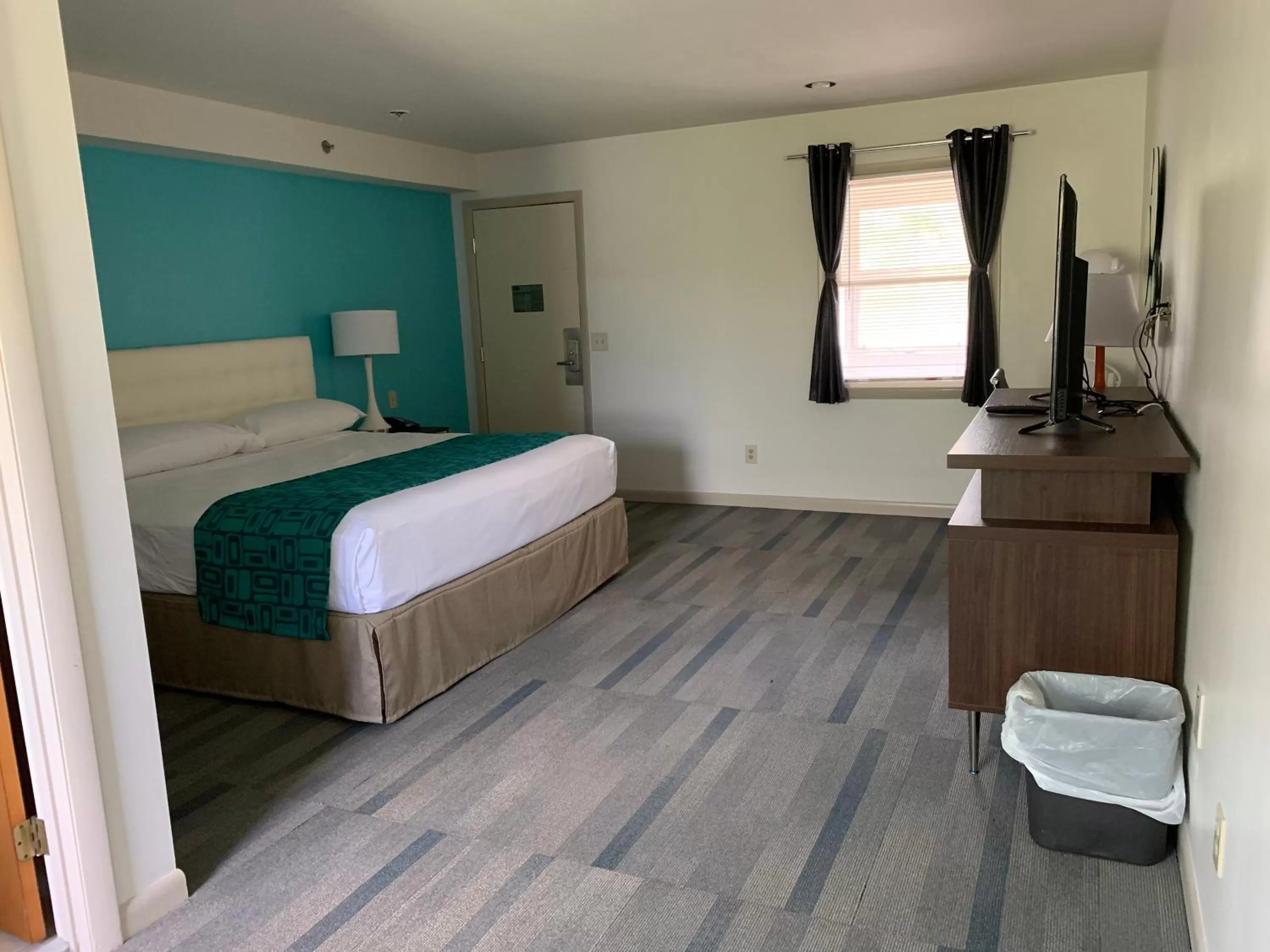 Bed in Howard Johnson by Wyndham Williamstown