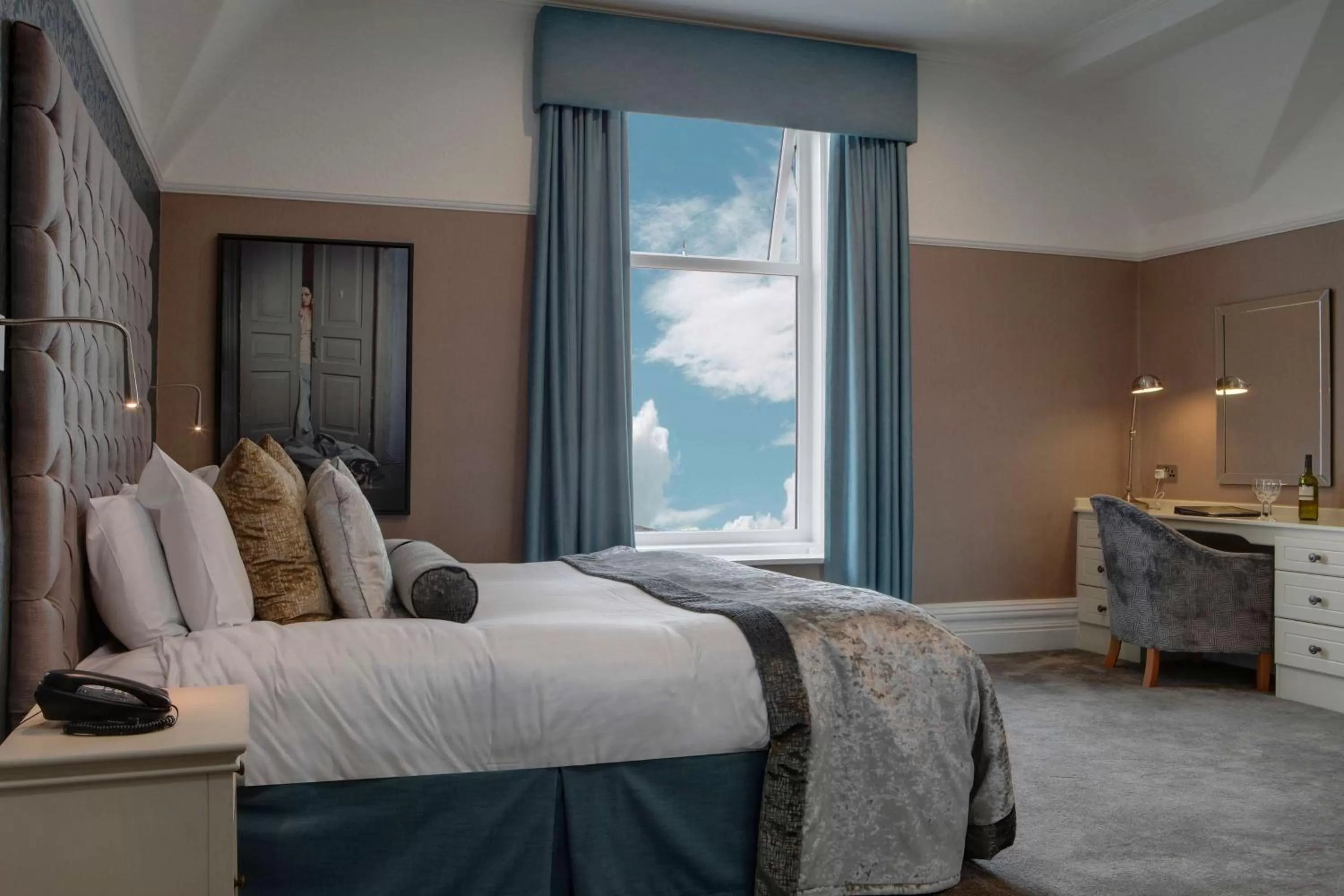Photo of the whole room, Bed in Glendower Hotel BW Signature Collection