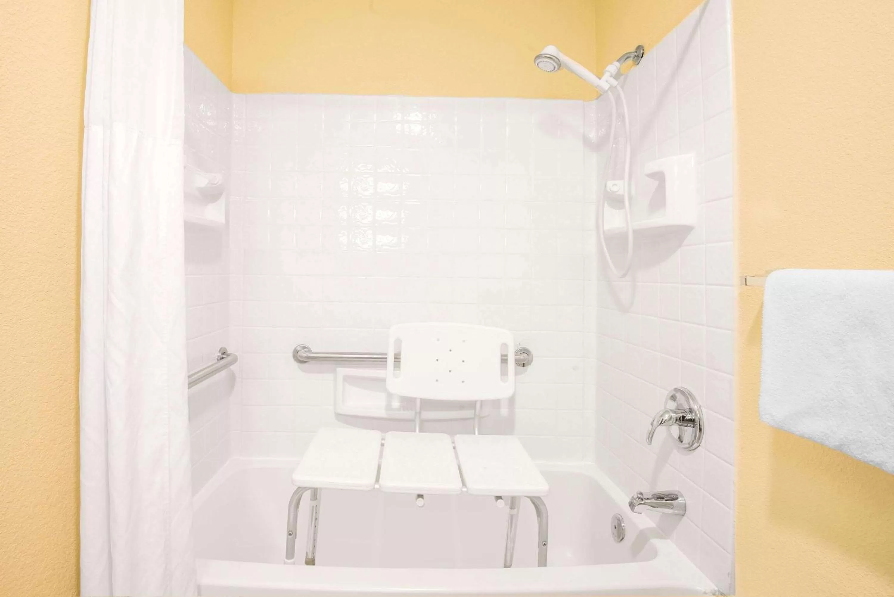 Bathroom in Days Inn by Wyndham Gettysburg