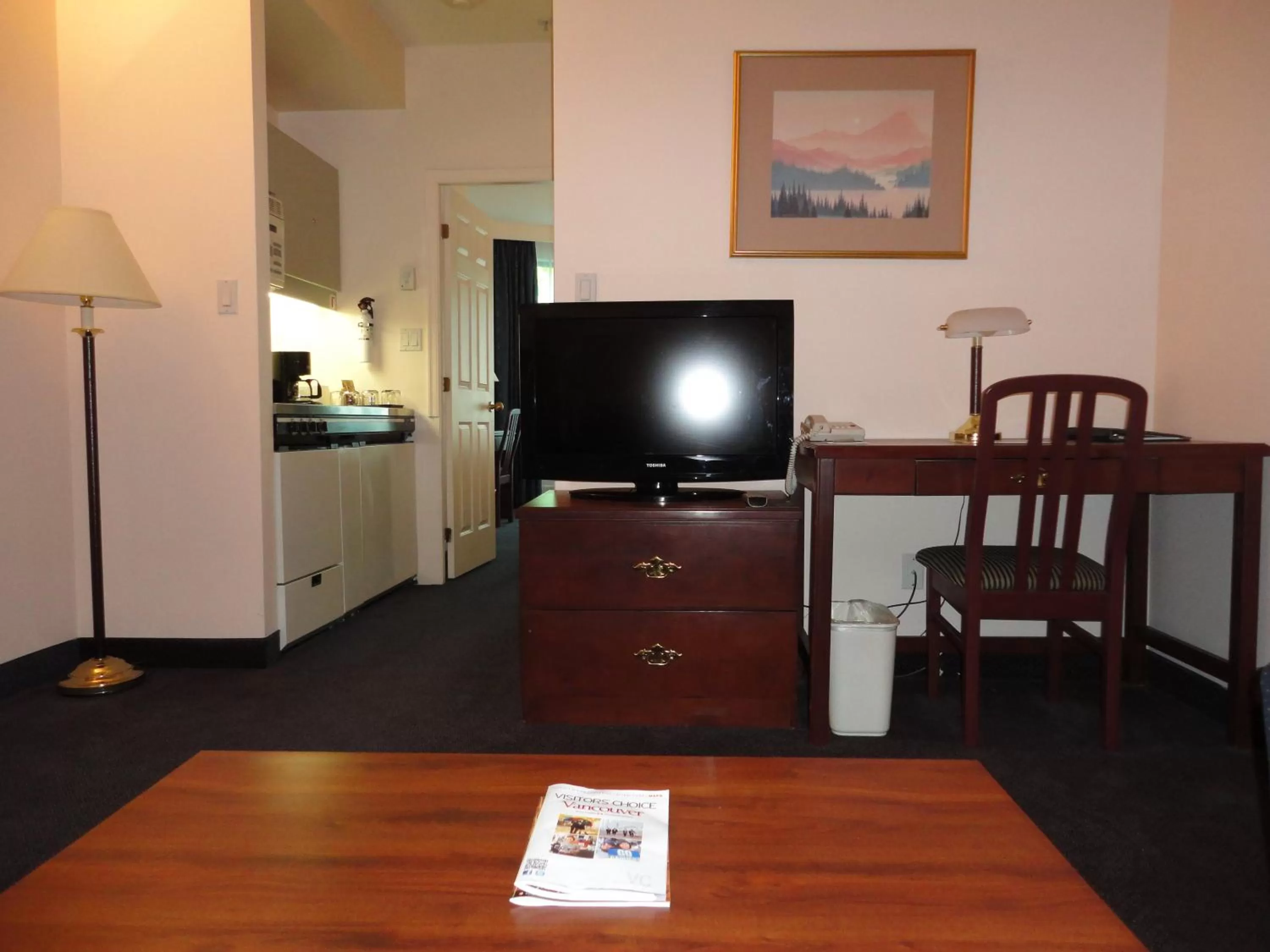 TV and multimedia in Rosedale on Robson Suite Hotel