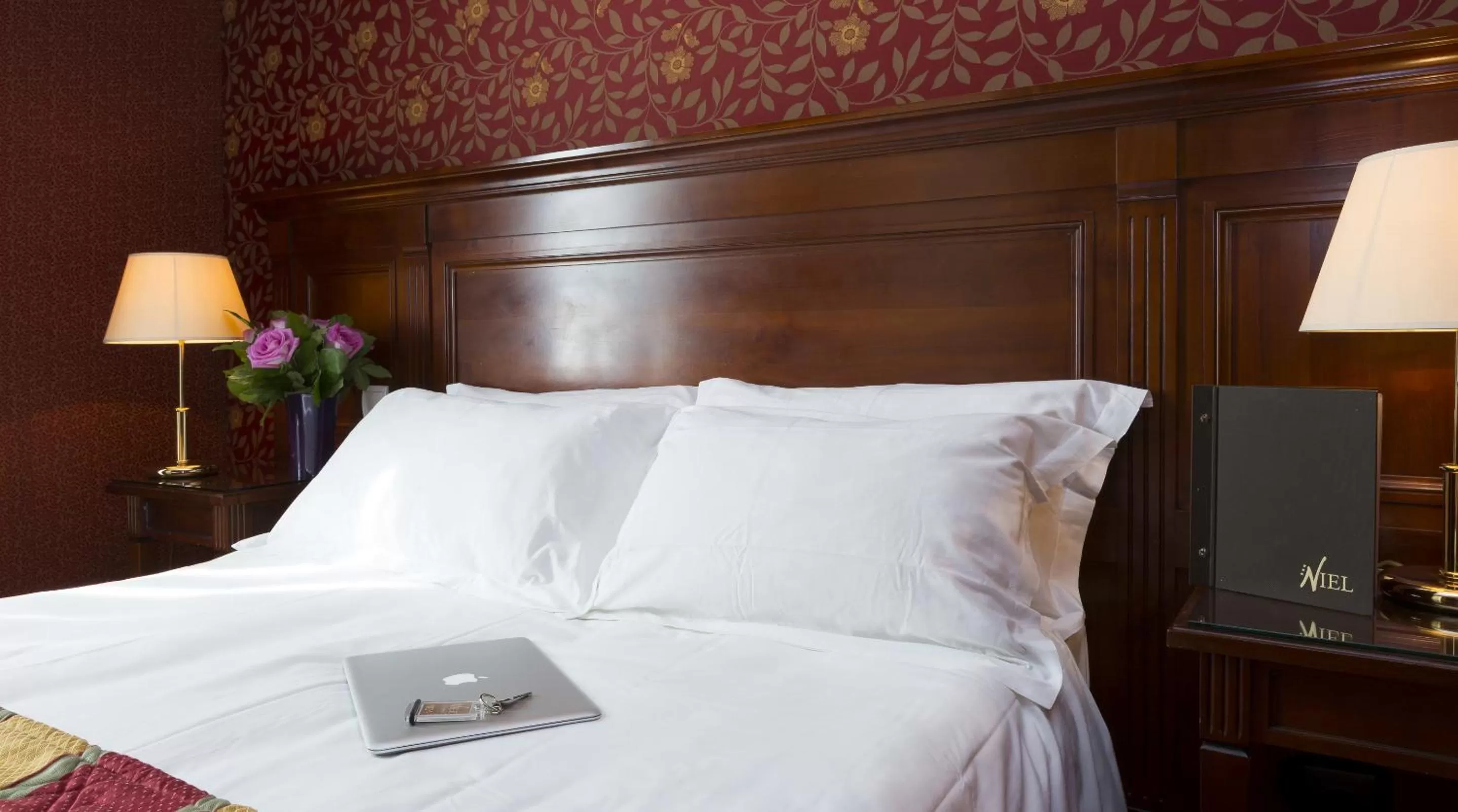 Bed in Elysees Niel Hotel