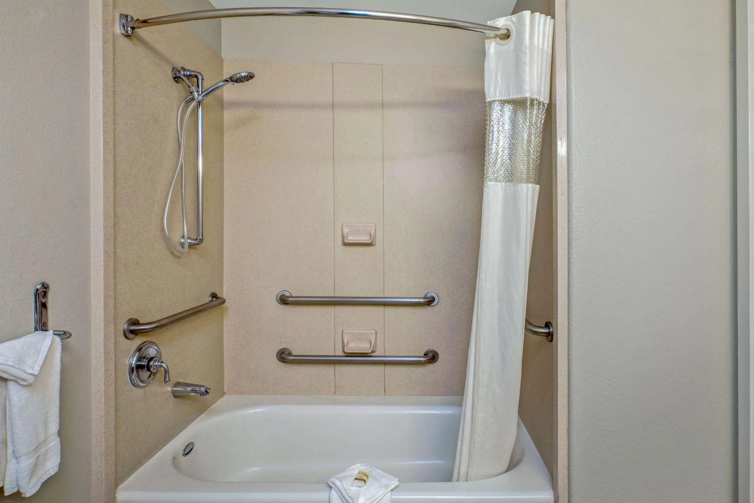 Bathroom in La Quinta by Wyndham Manteca - Ripon