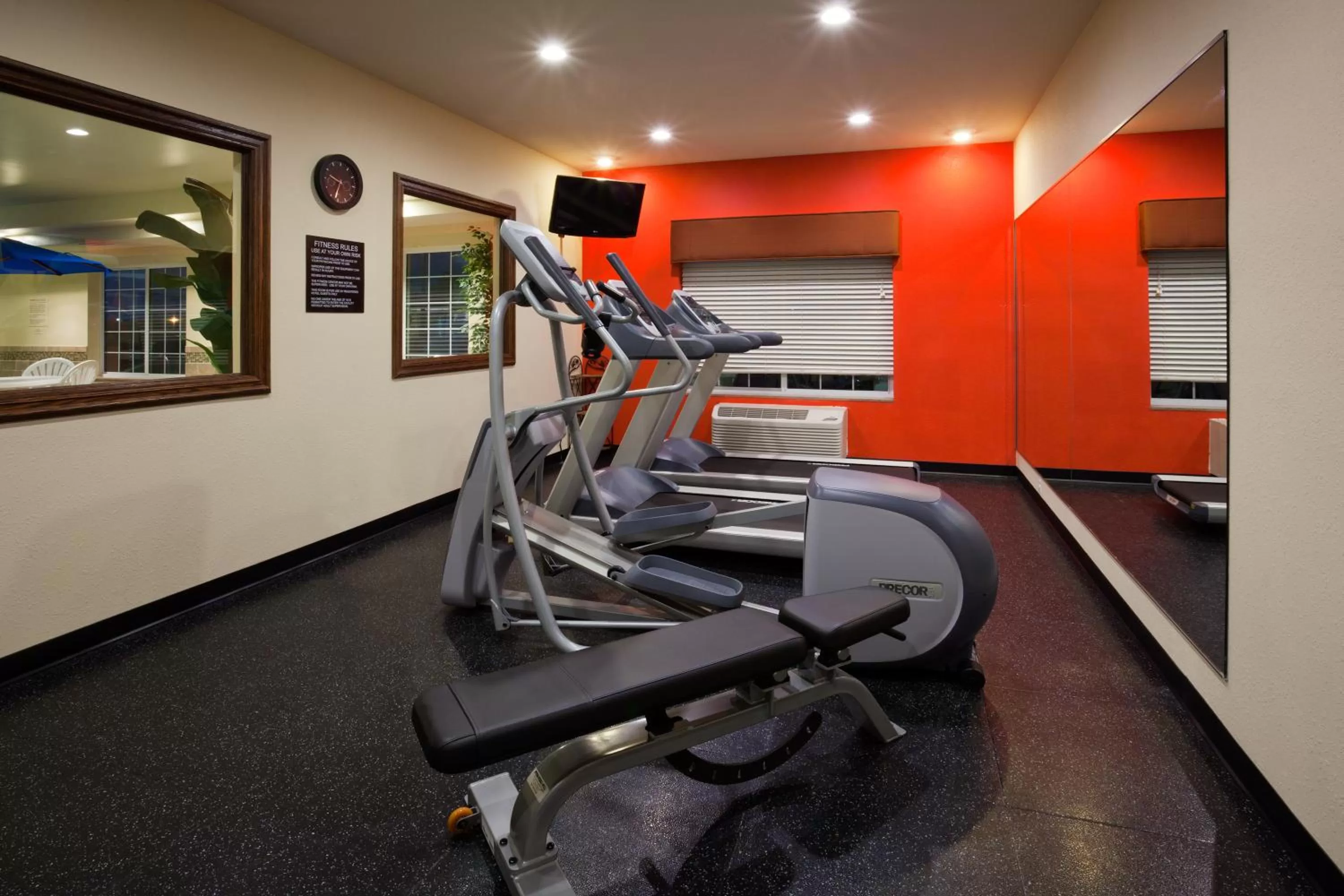 Fitness centre/facilities in Country Inn & Suites by Radisson, Minot, ND