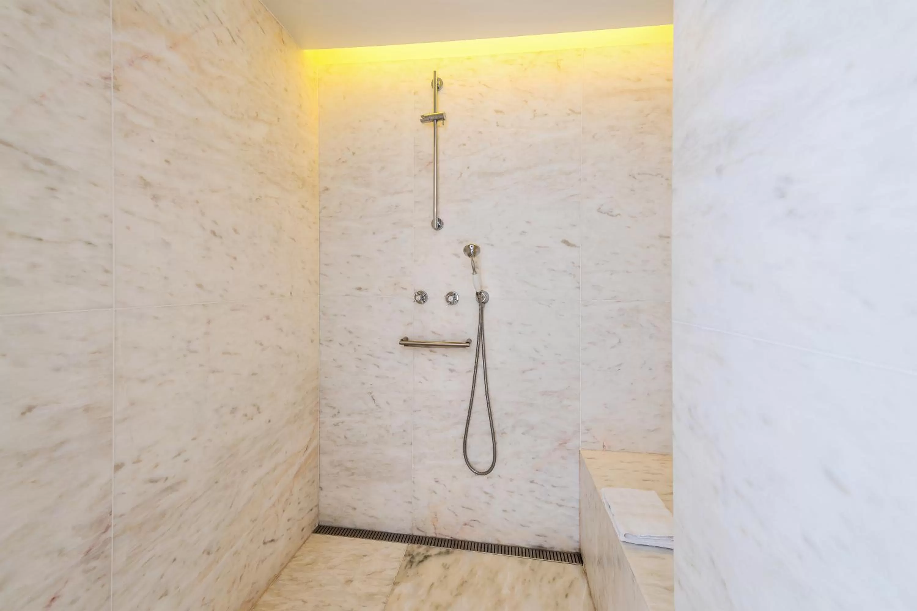 Bathroom in Lisboa Pessoa Hotel