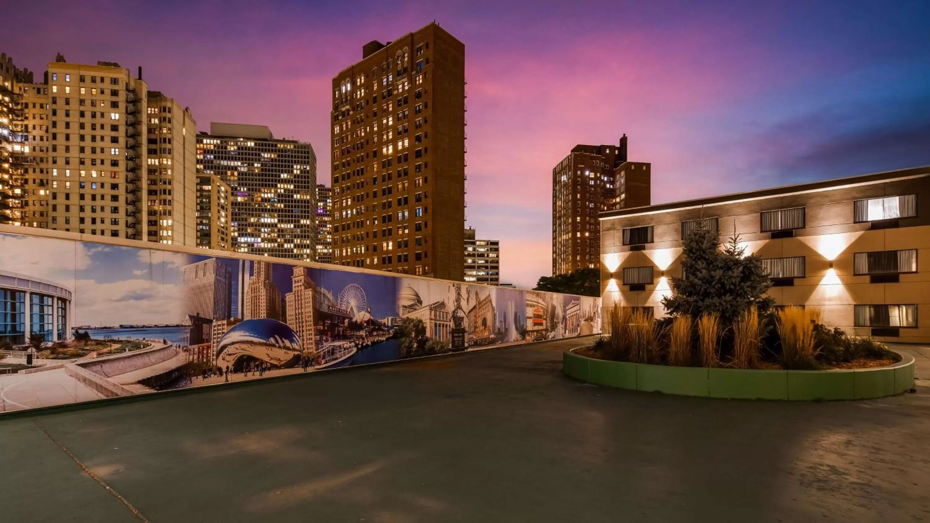 Property Building in Best Western Plus Hyde Park Chicago Hotel