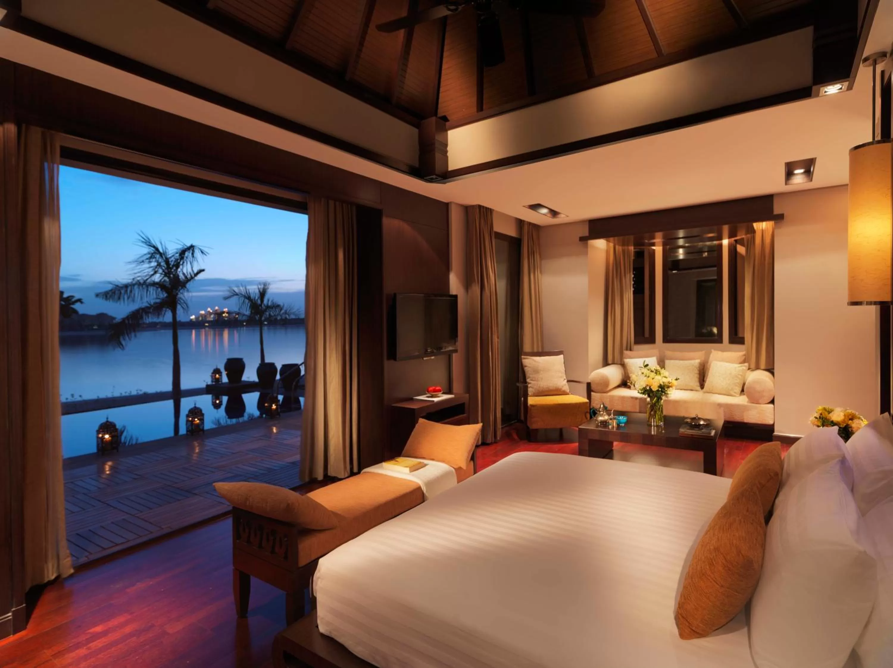Bed in Anantara The Palm Dubai Resort