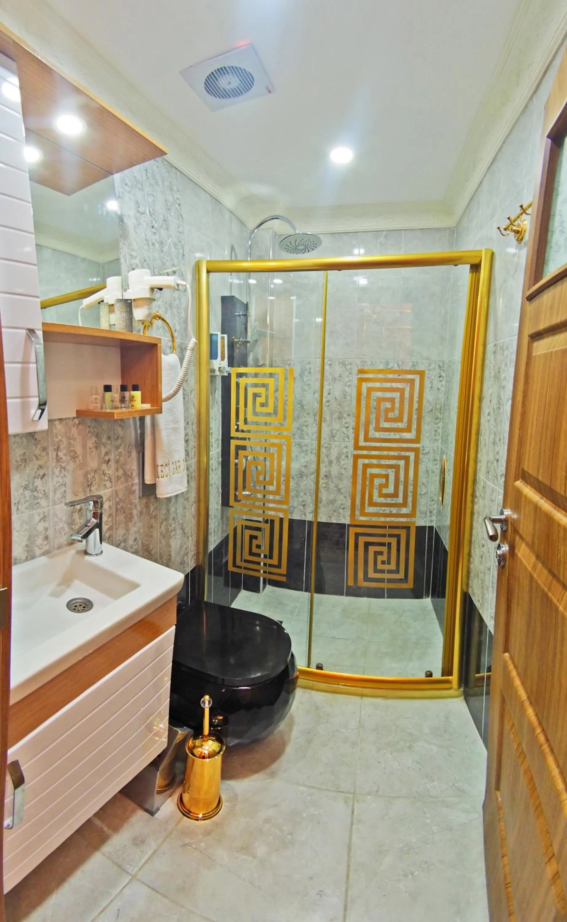 Shower in Glamour Classic Hotel Istanbul Sirkeci