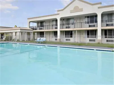 Swimming pool, Property Building in Americas Best Value Inn-Pocomoke City