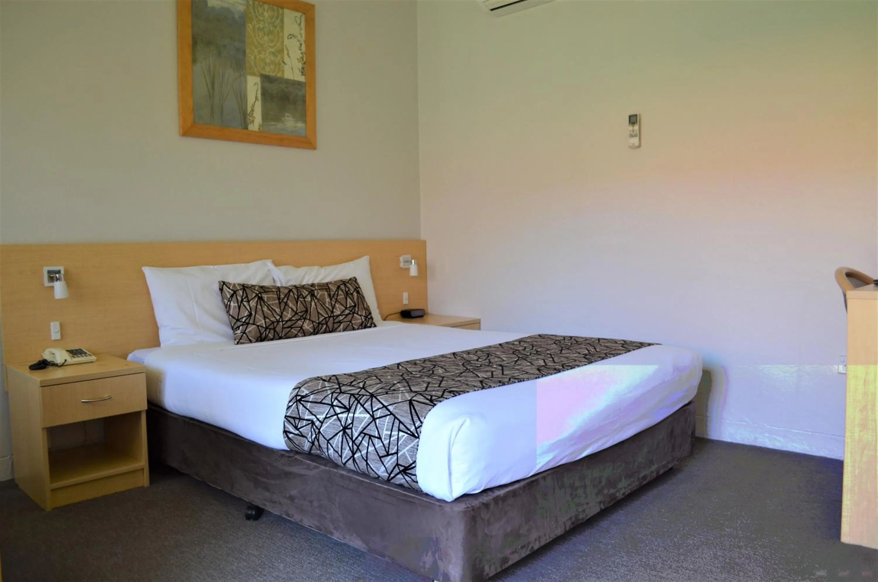 Bed in Bathurst Motor Inn