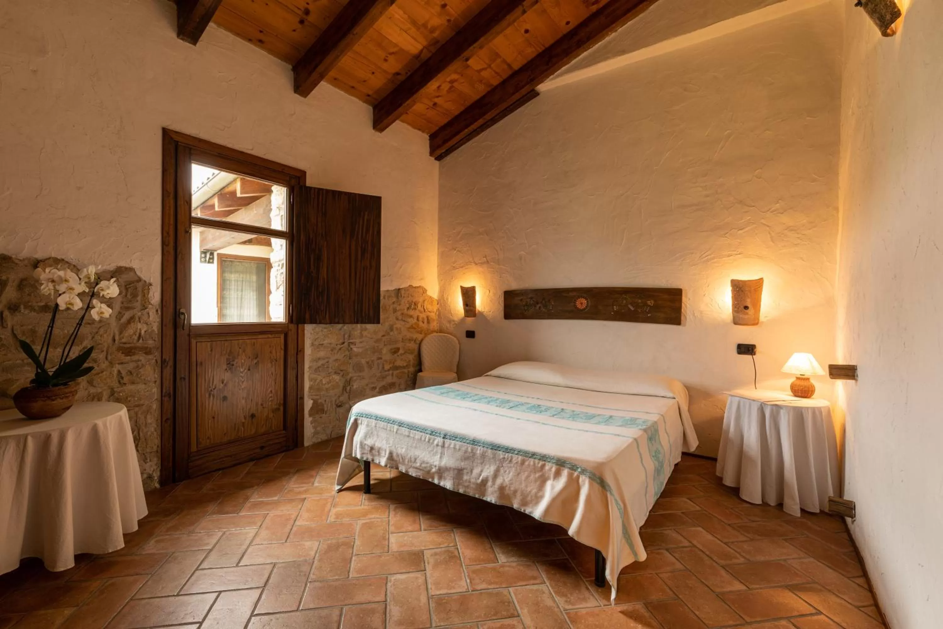 Bed in Hammam Rooms and Restaurant, Cagliari, Senorbí