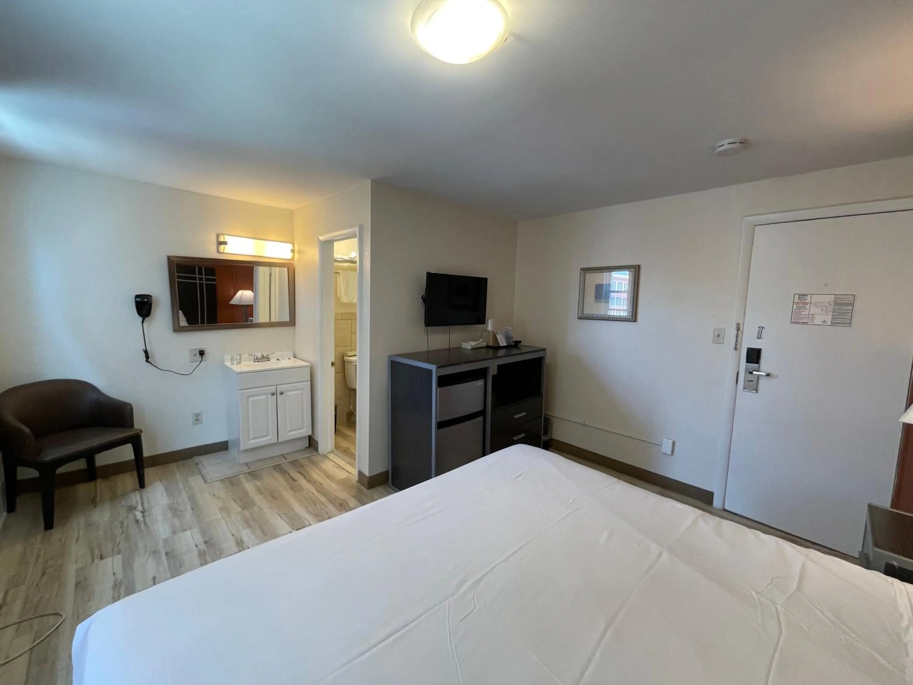 Bed in Wildwood Inn Hotel Travelodge Beach & Boardwalk