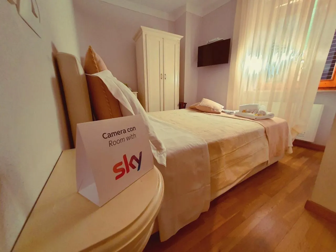 Photo of the whole room, Bed in Hotel Volterra In Superior