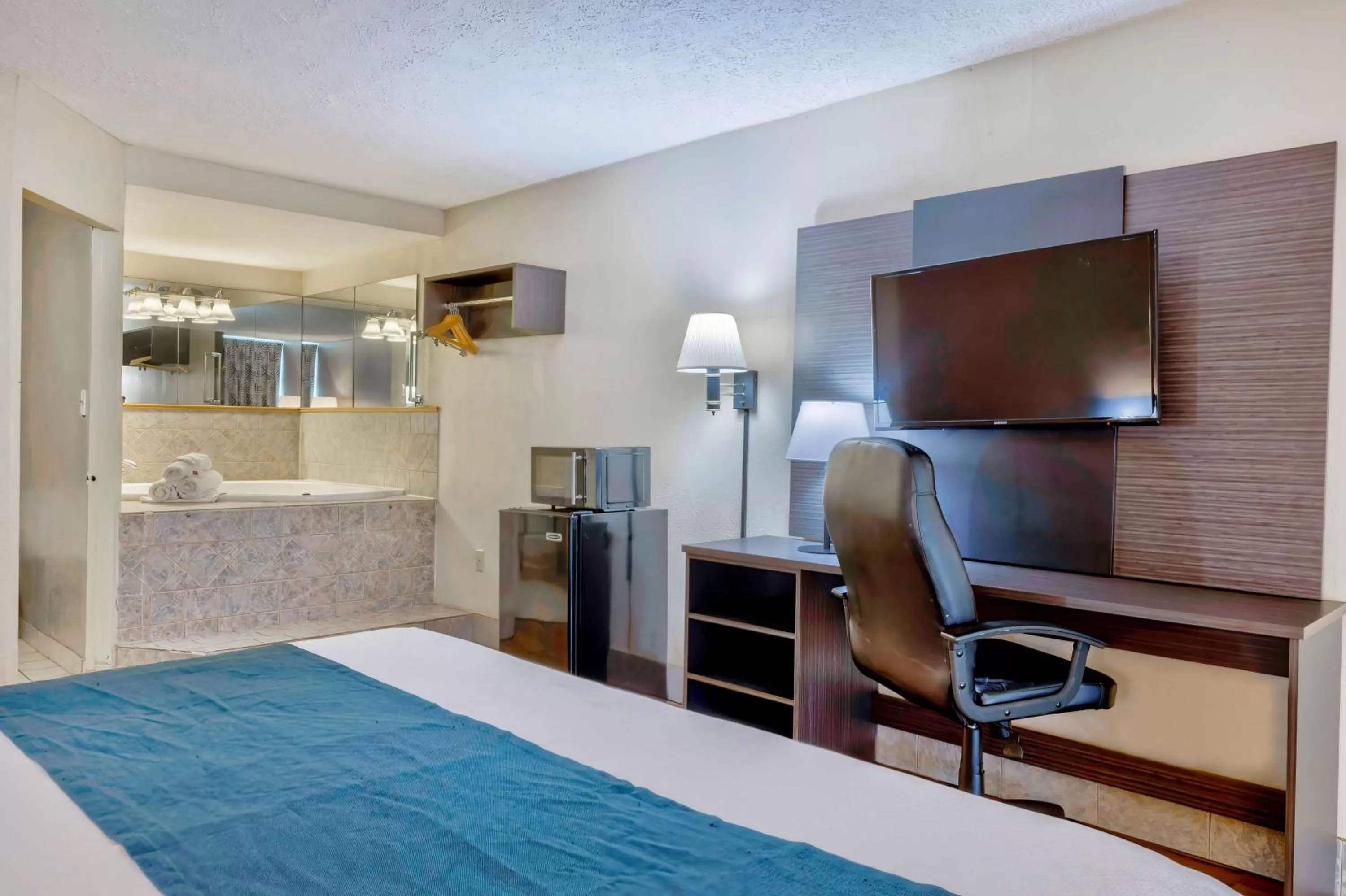 Bedroom, Bed in Motel 6 Morgantown