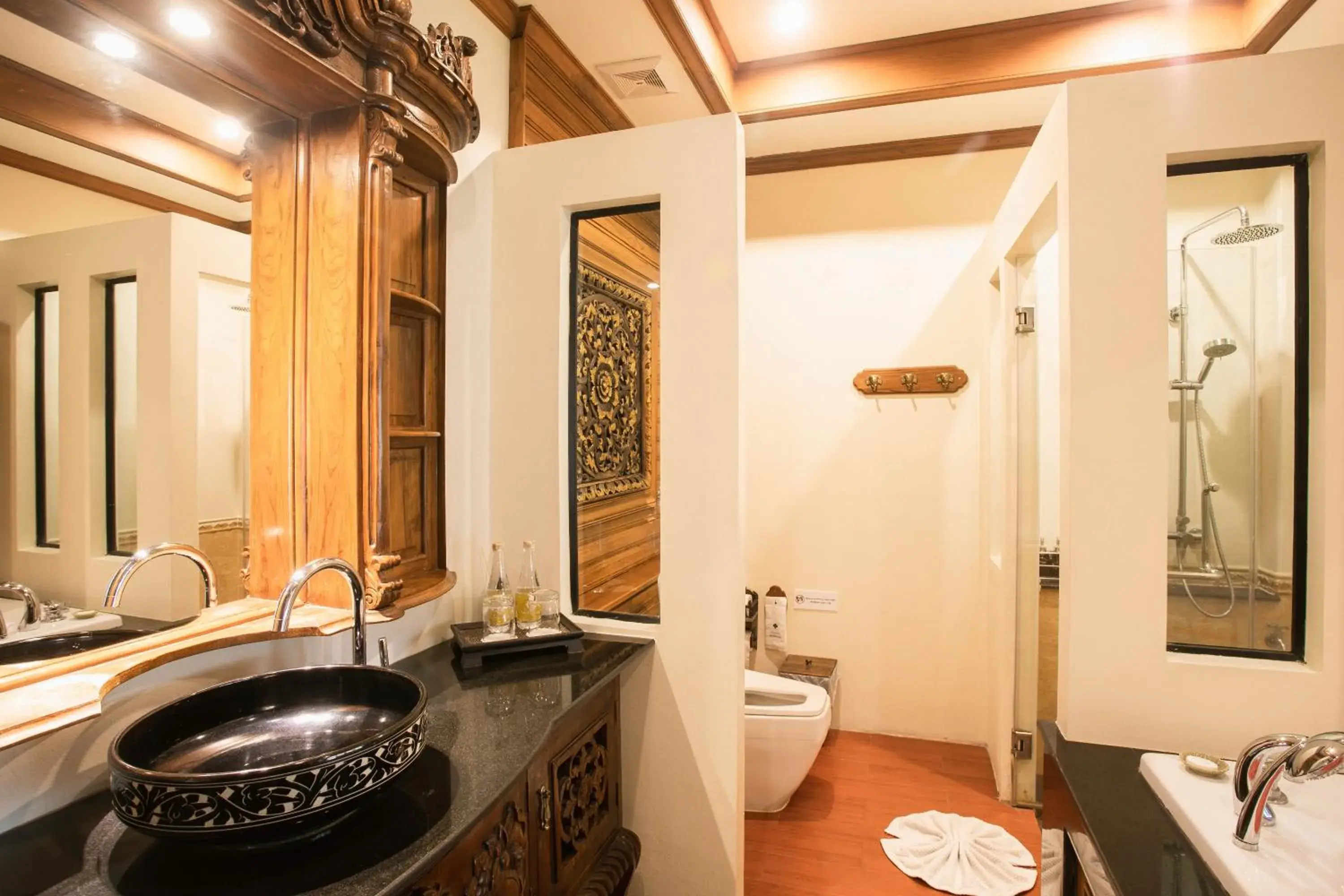 Luxury King Bed with Spa bathtub and Private Balcony in Pingviman Hotel Luxury King Bed with Spa bathtub and Private Balcony in Pingviman Hotel