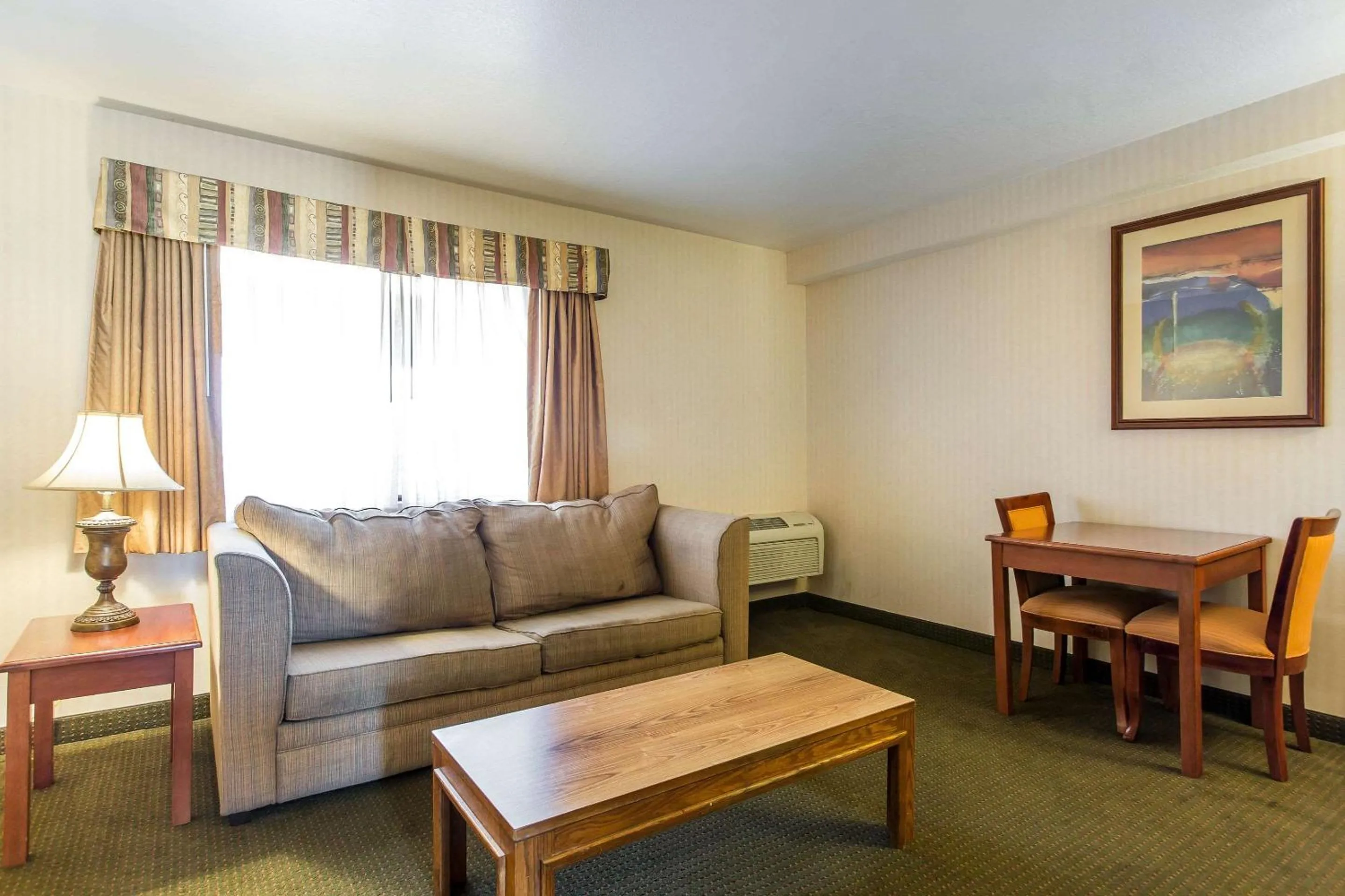 Bedroom in Econo Lodge Inn & Suites Riverside - Corona
