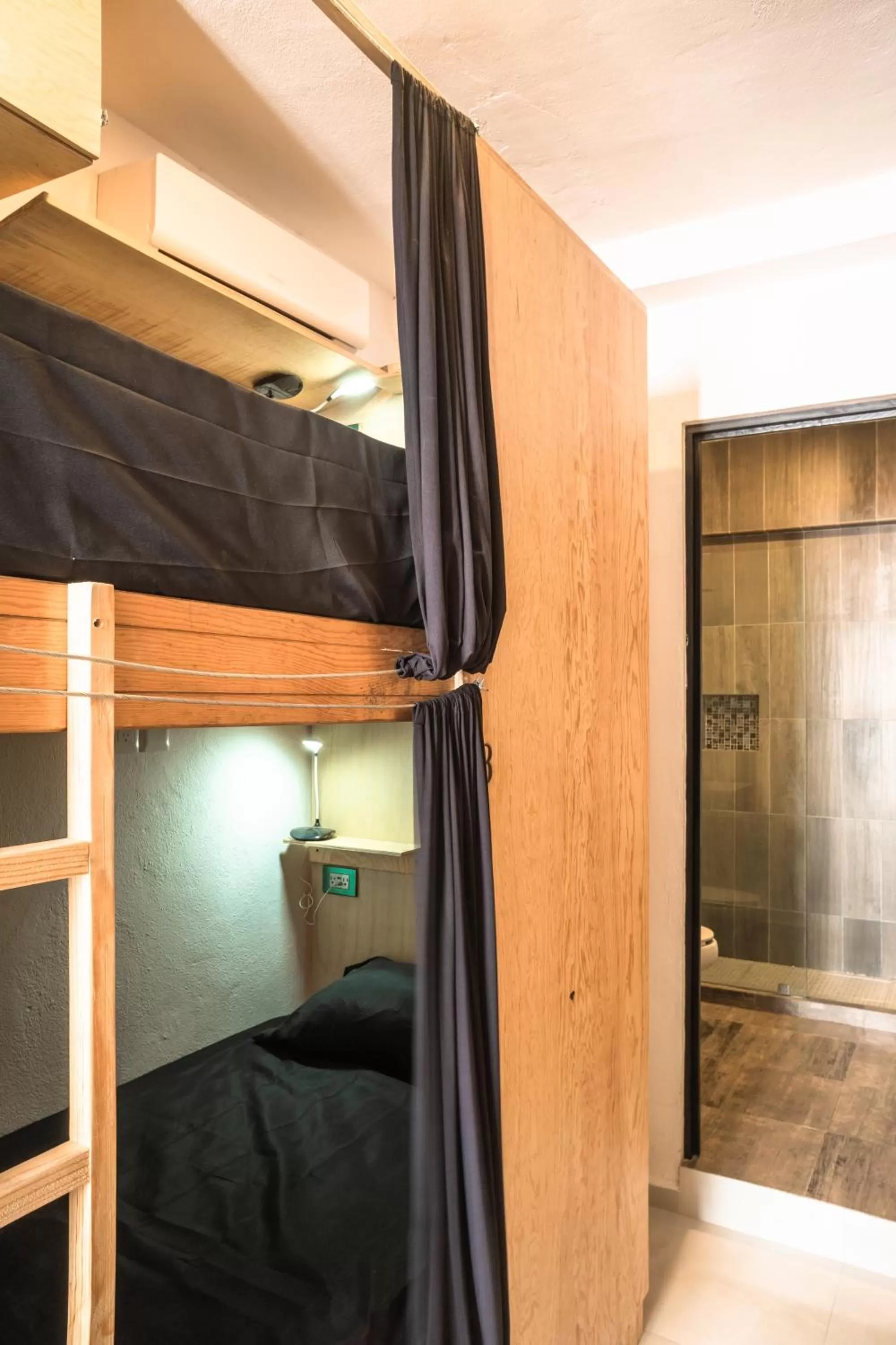 Bunk Bed in Maui hostel playa del carmen