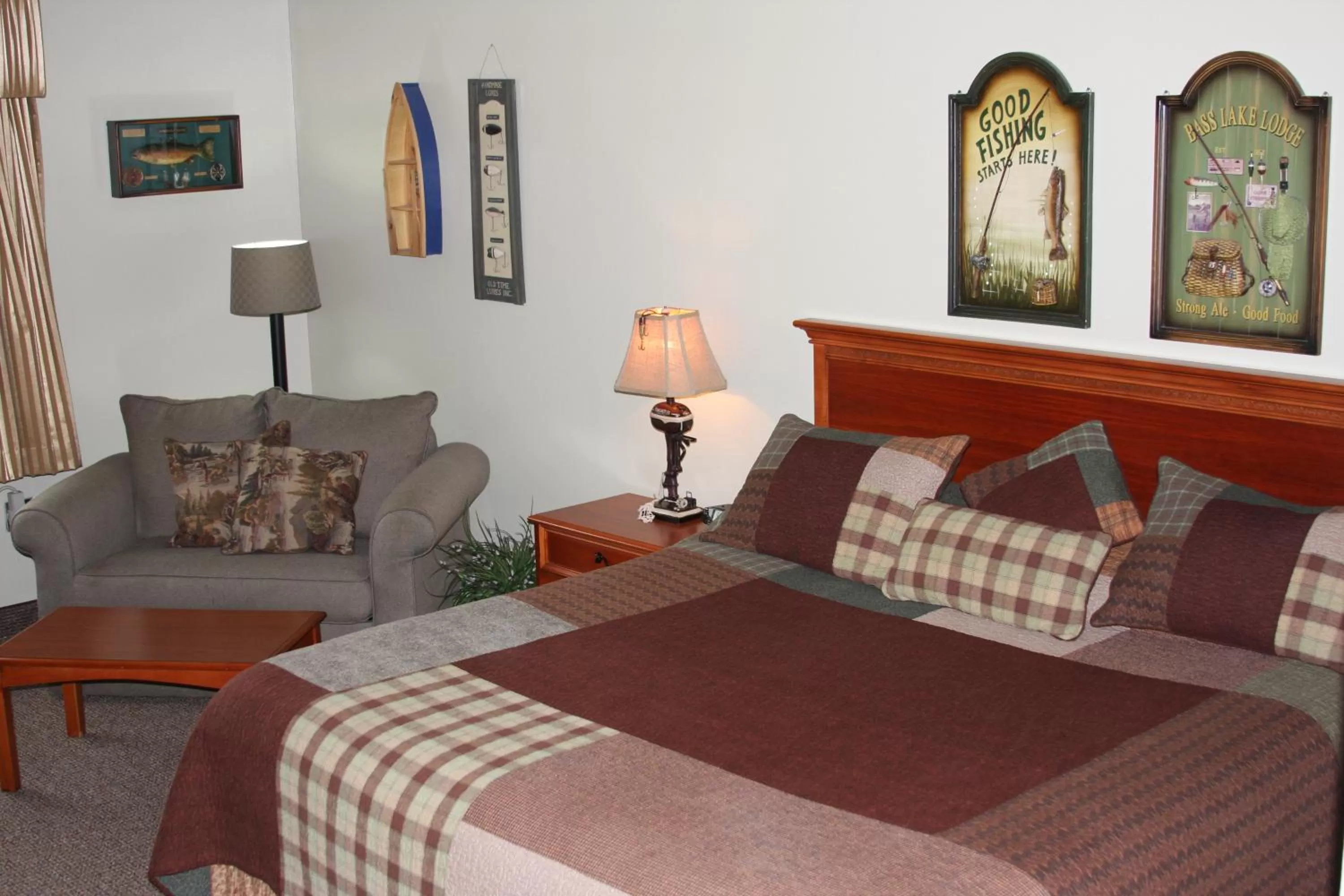 Bed in Gladstone Inn and Suites