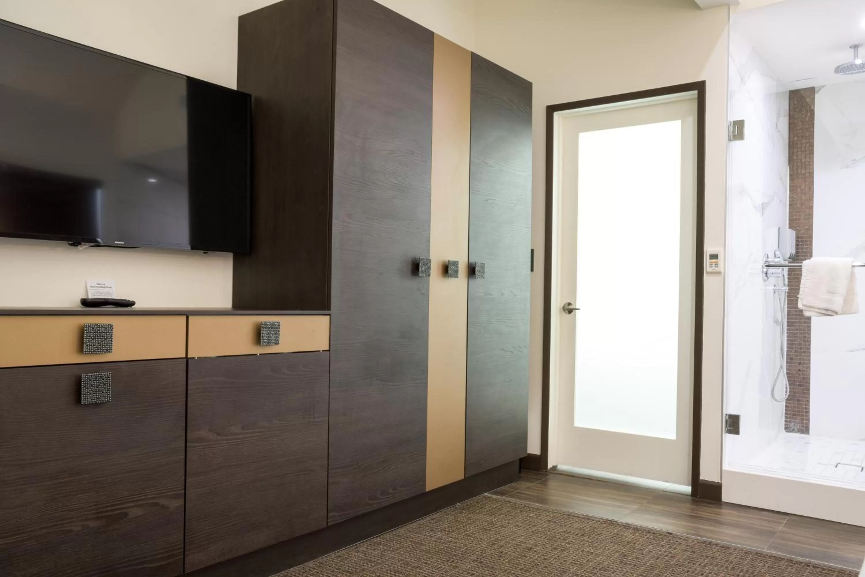 Photo of the whole room in Hotel Xilo Glendale