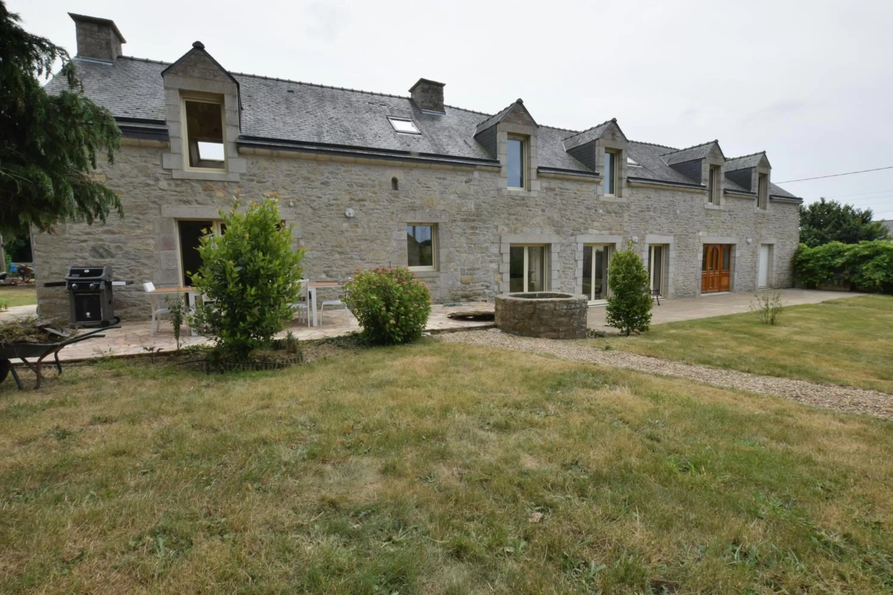 Facade/entrance, Property Building in Domaine Uraveni