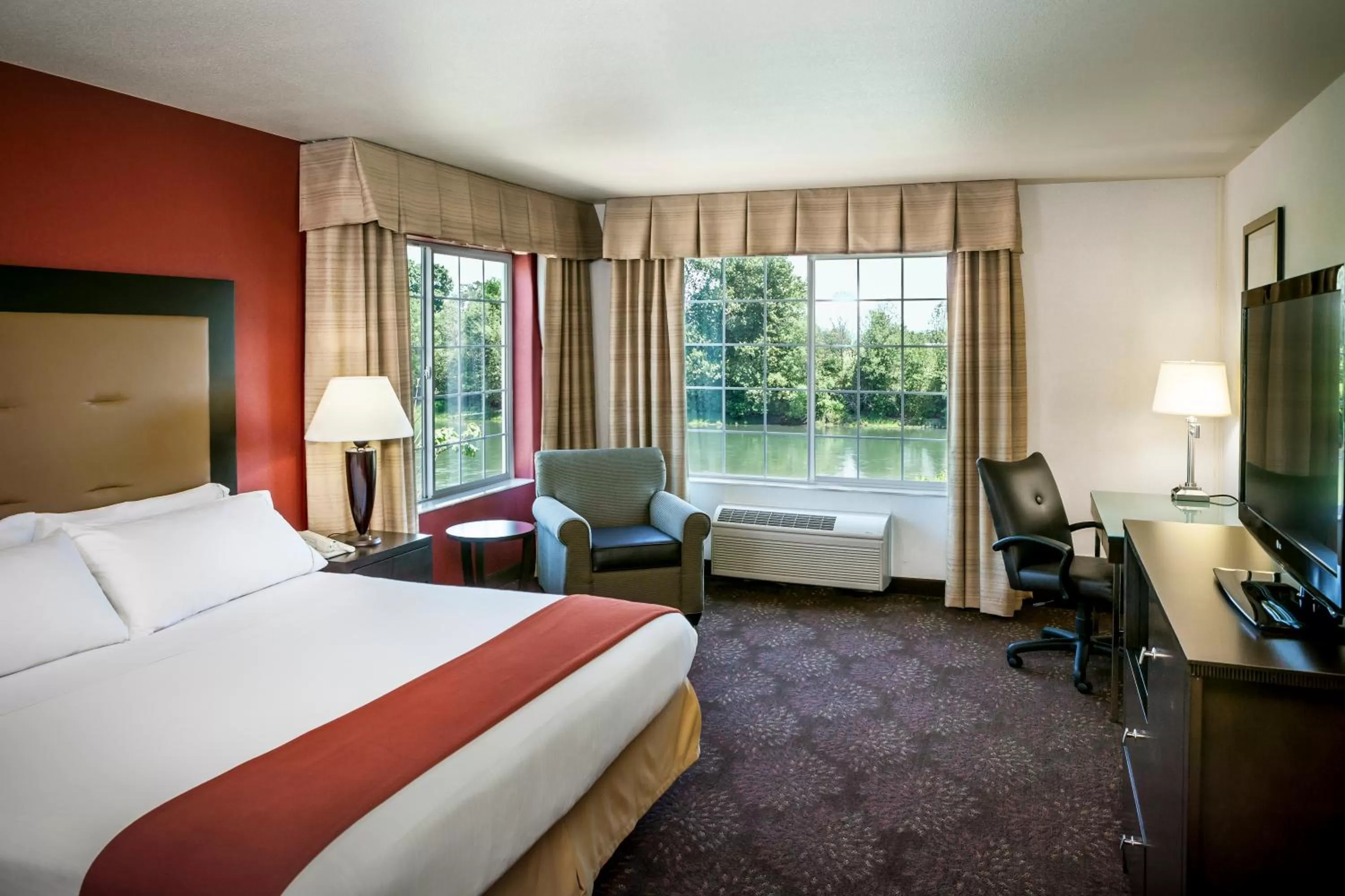 King Room with River View in Holiday Inn Express Corvallis-On the River, an IHG Hotel